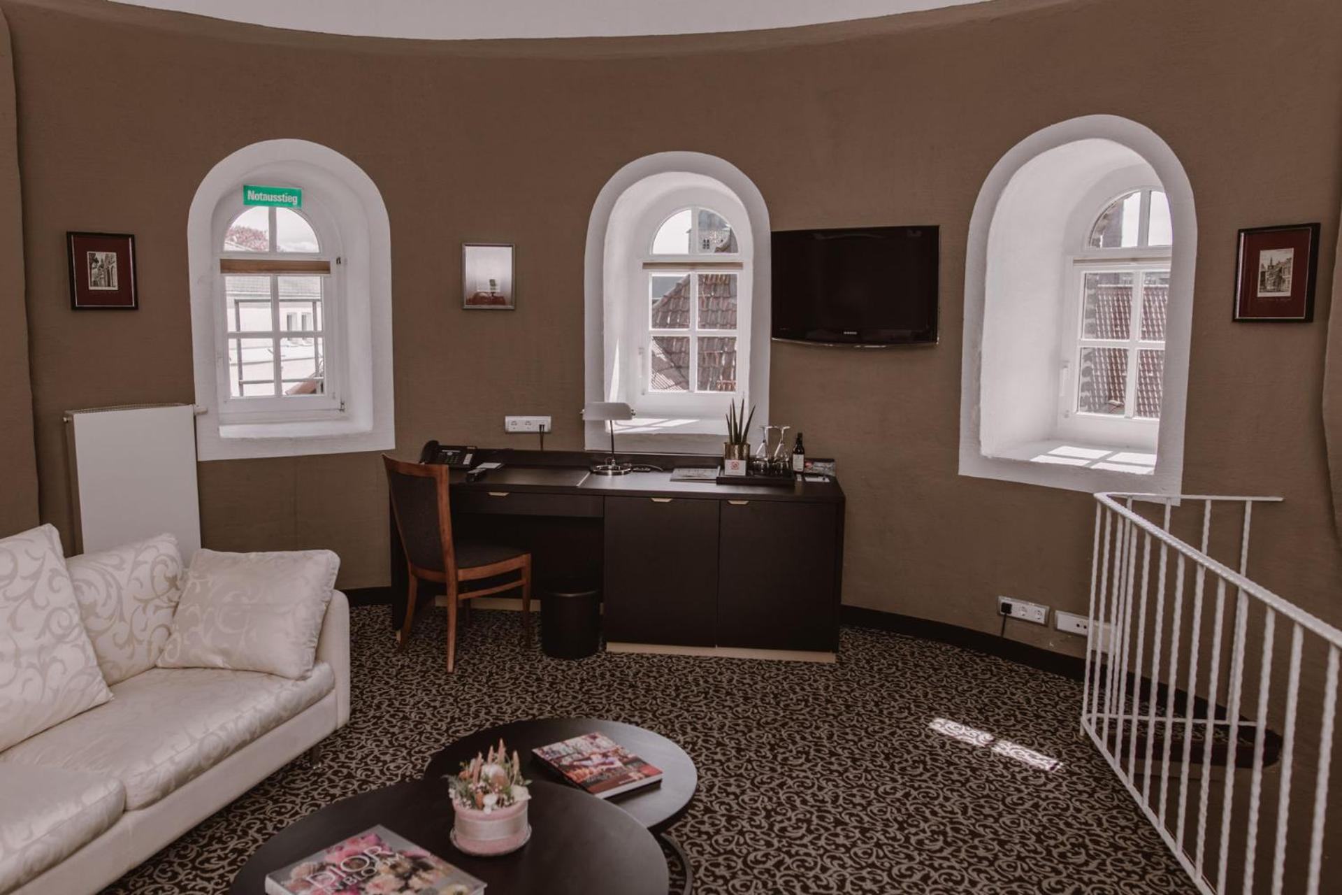 Suite with Queen Bed and City View - Photo 2