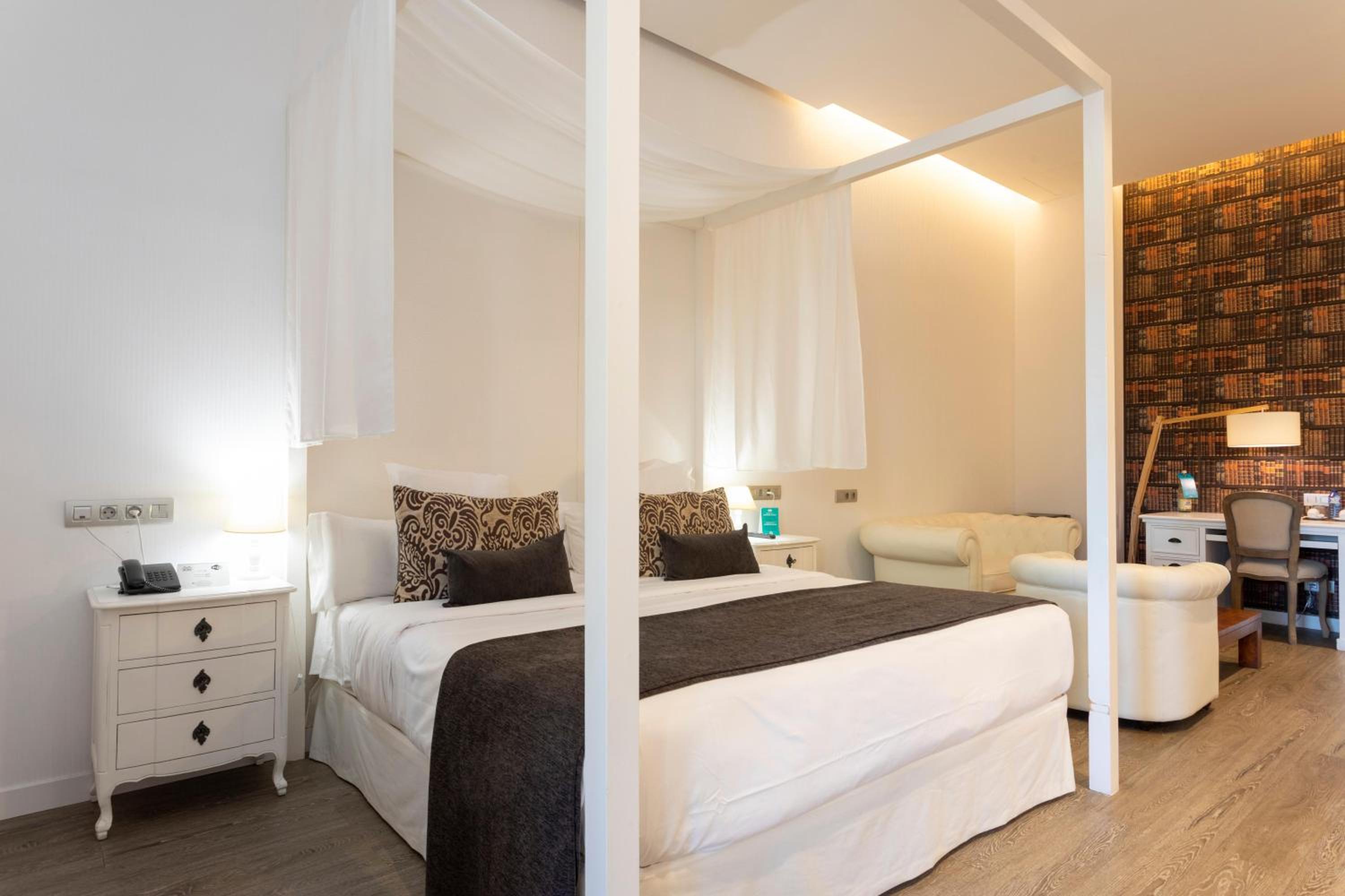 Suite - Photo 16