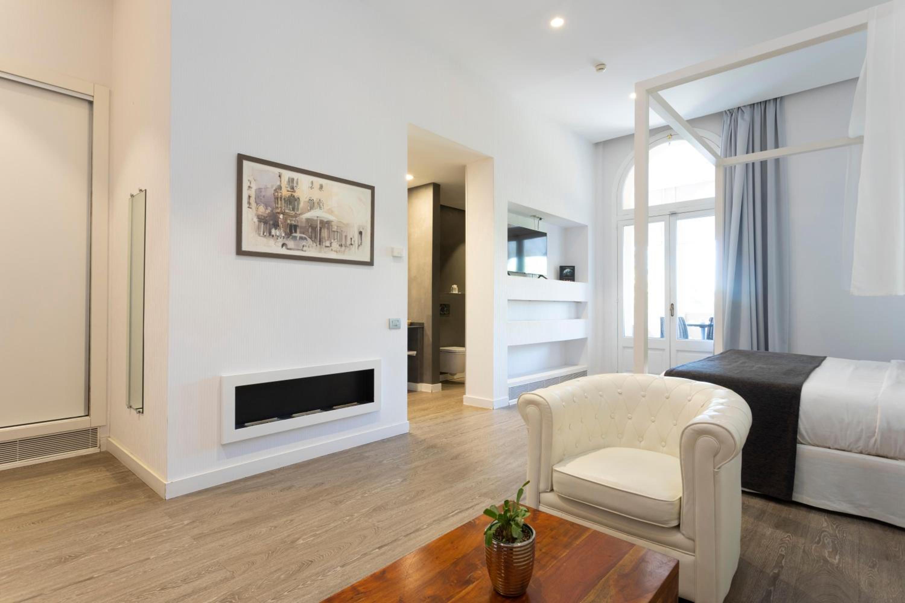 Suite - Photo 1