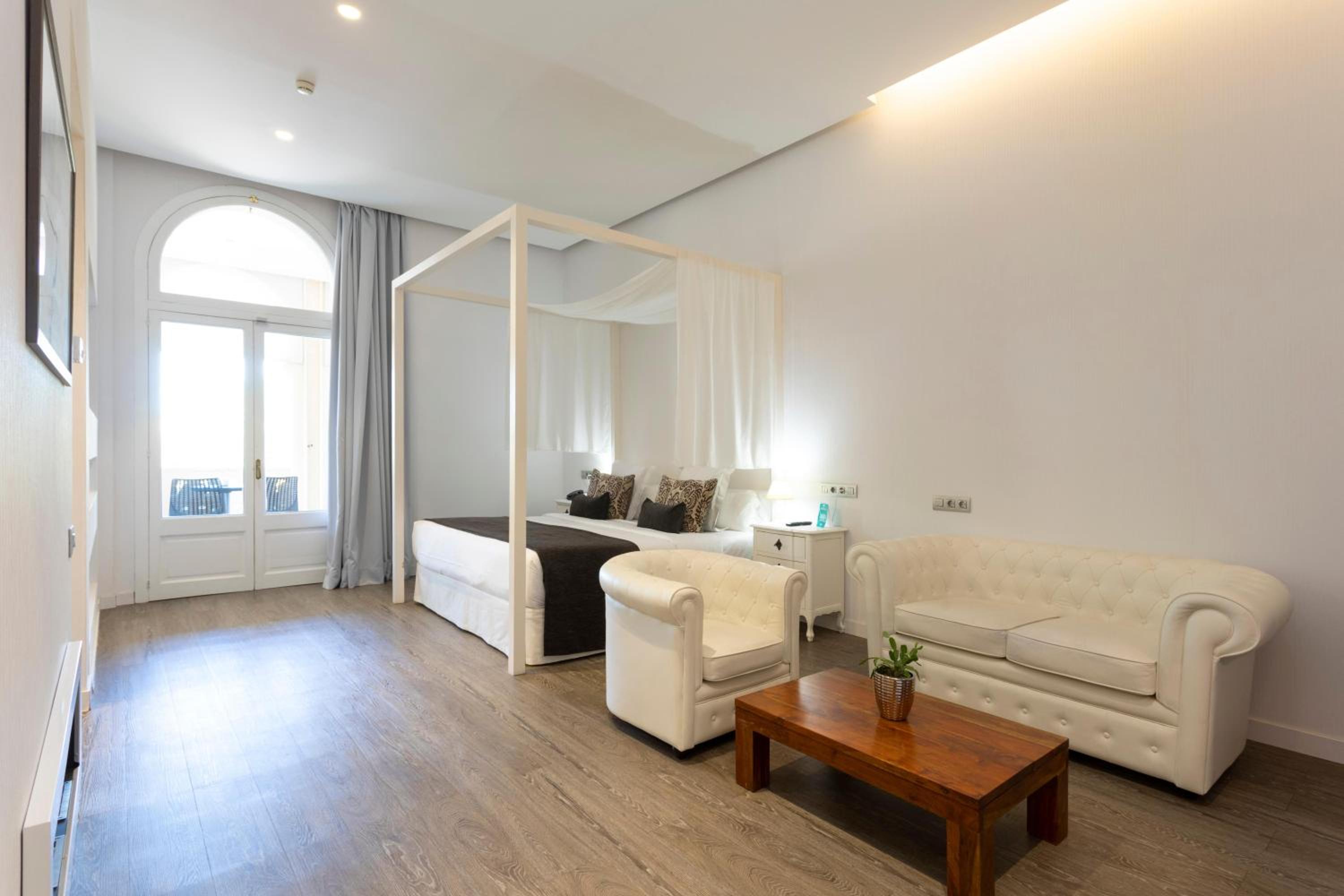 Suite - Photo 14