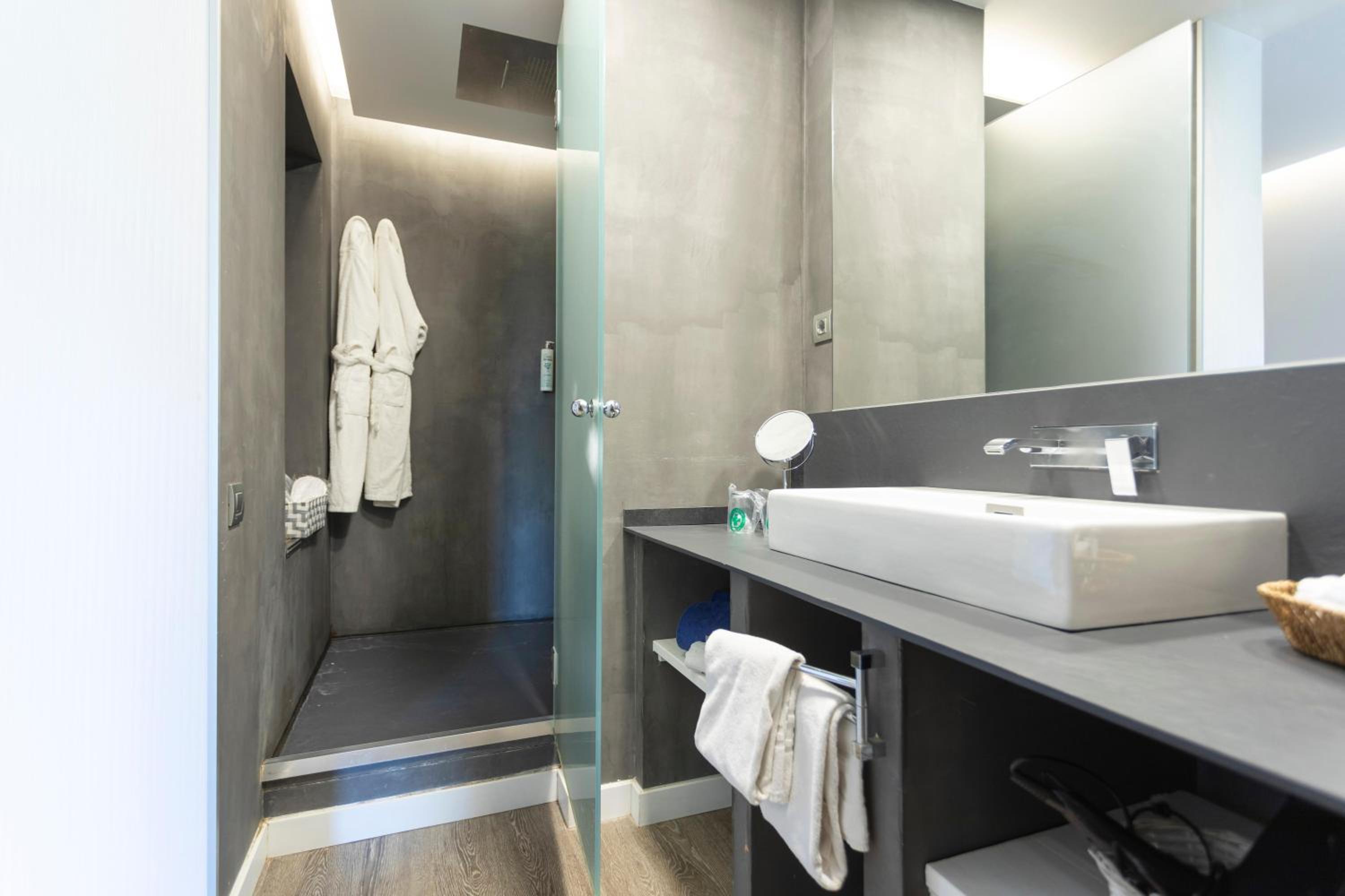 Suite - Photo 18