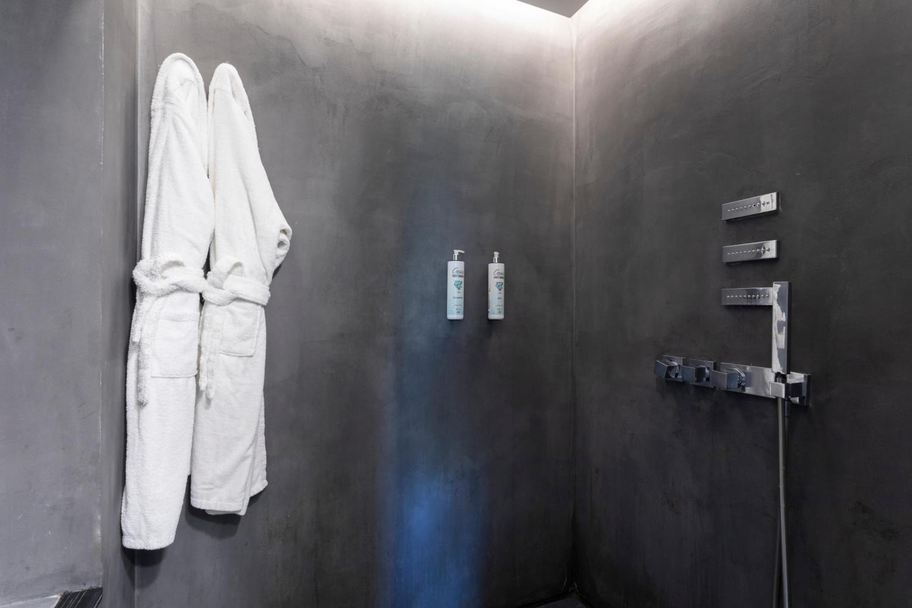 Suite - Photo 19