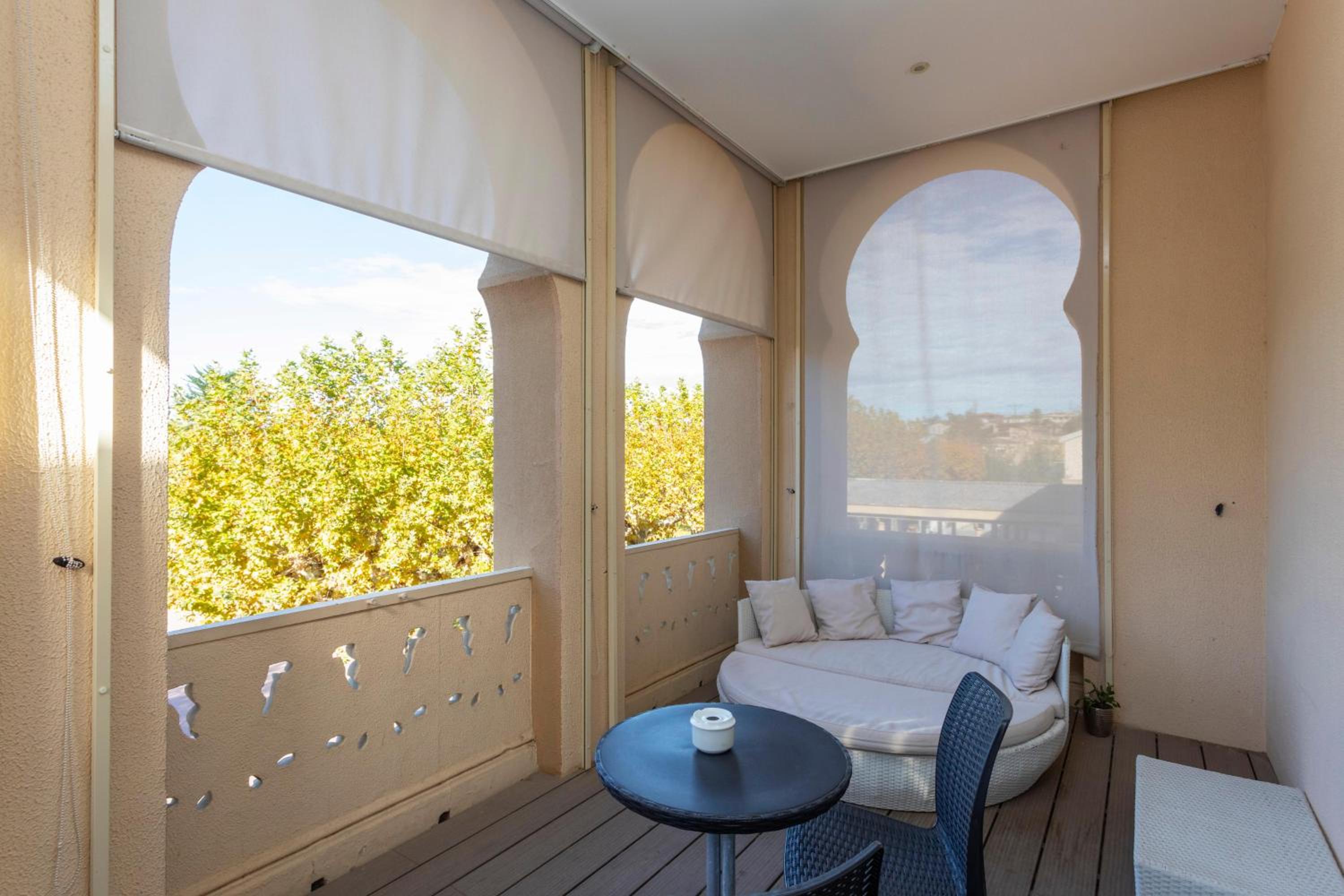 Suite - Photo 13