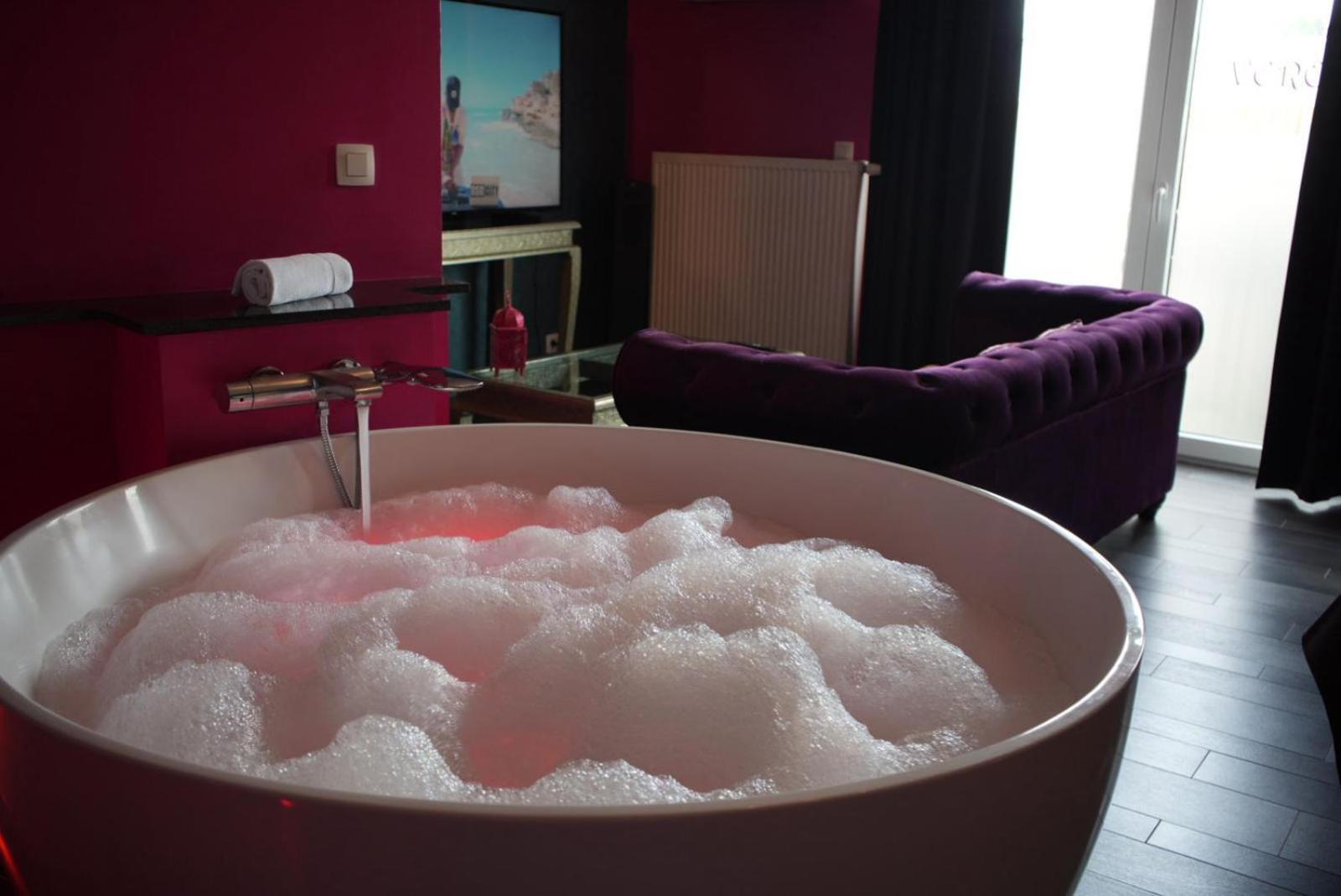 Double Room with Hot Tub photo 2