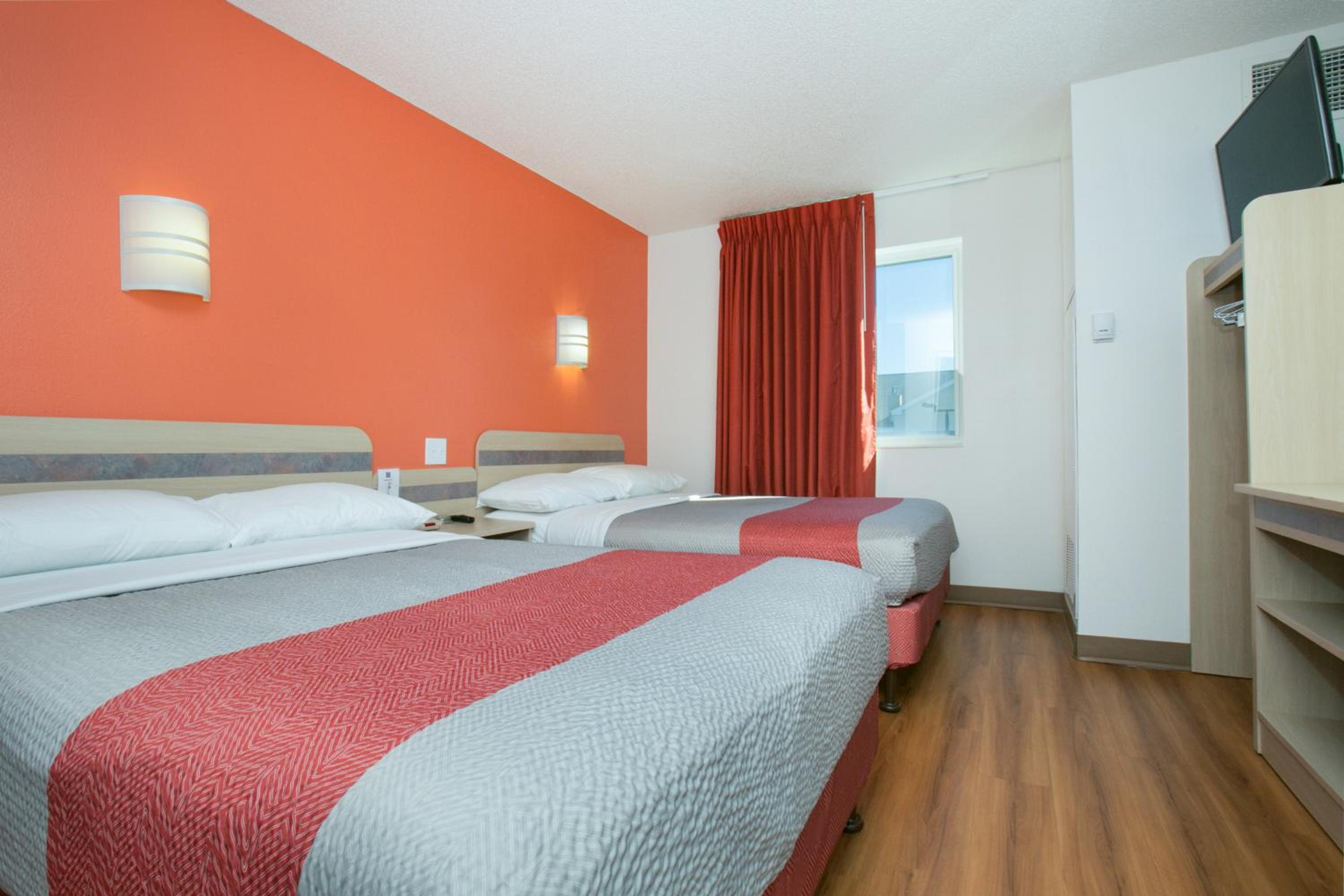 Quadruple Room - Non-Smoking photo 3