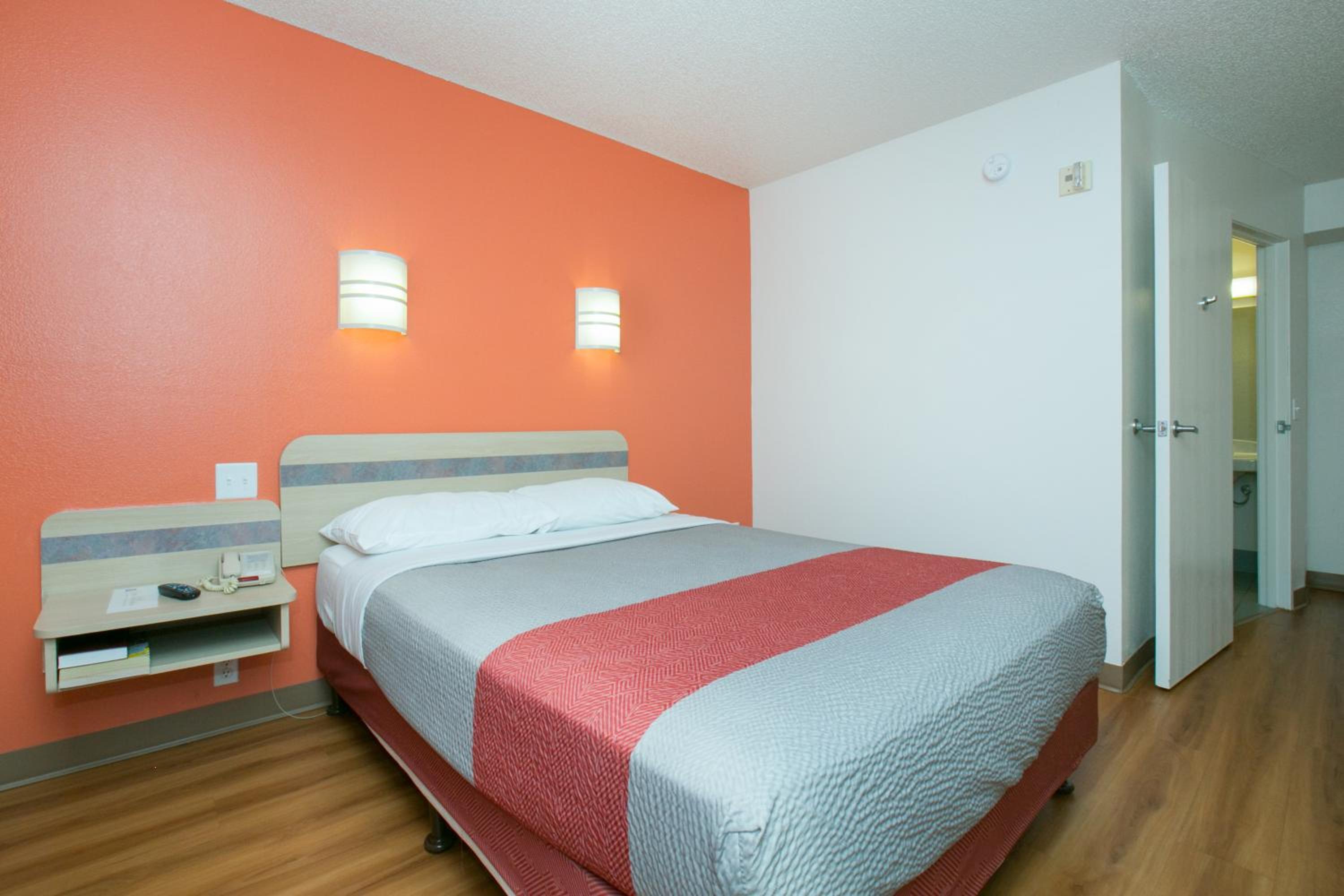 Deluxe Queen Room - Non-Smoking