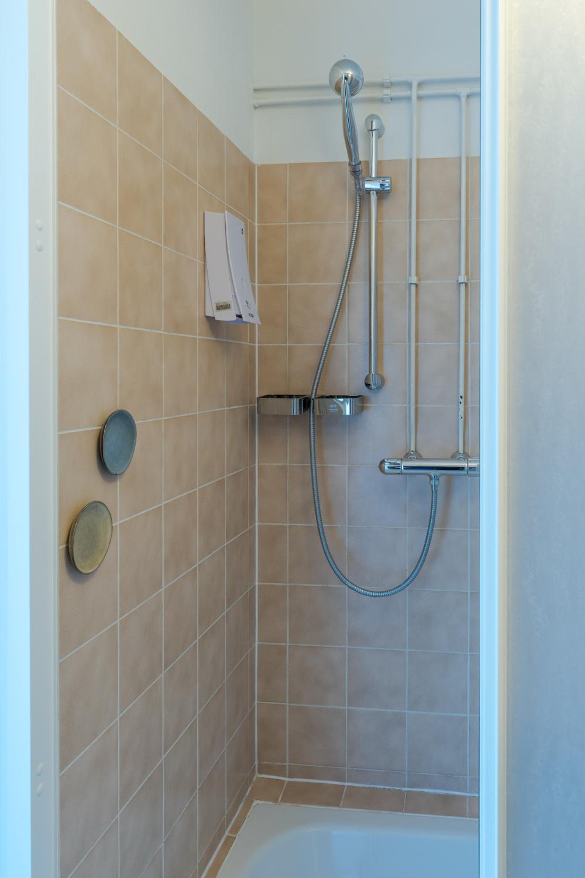 Budget Double Room - Photo 9