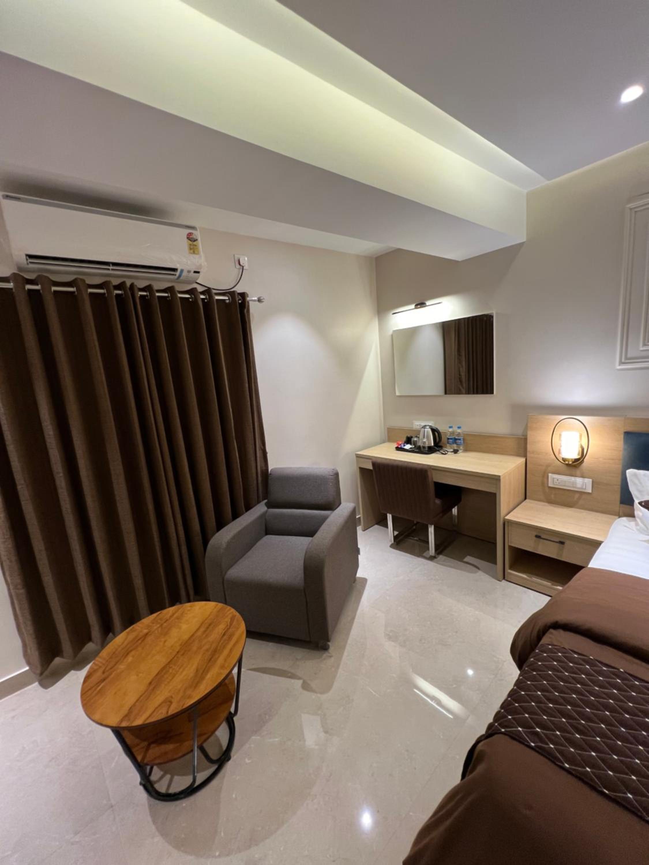 Superior King Room - Photo 13