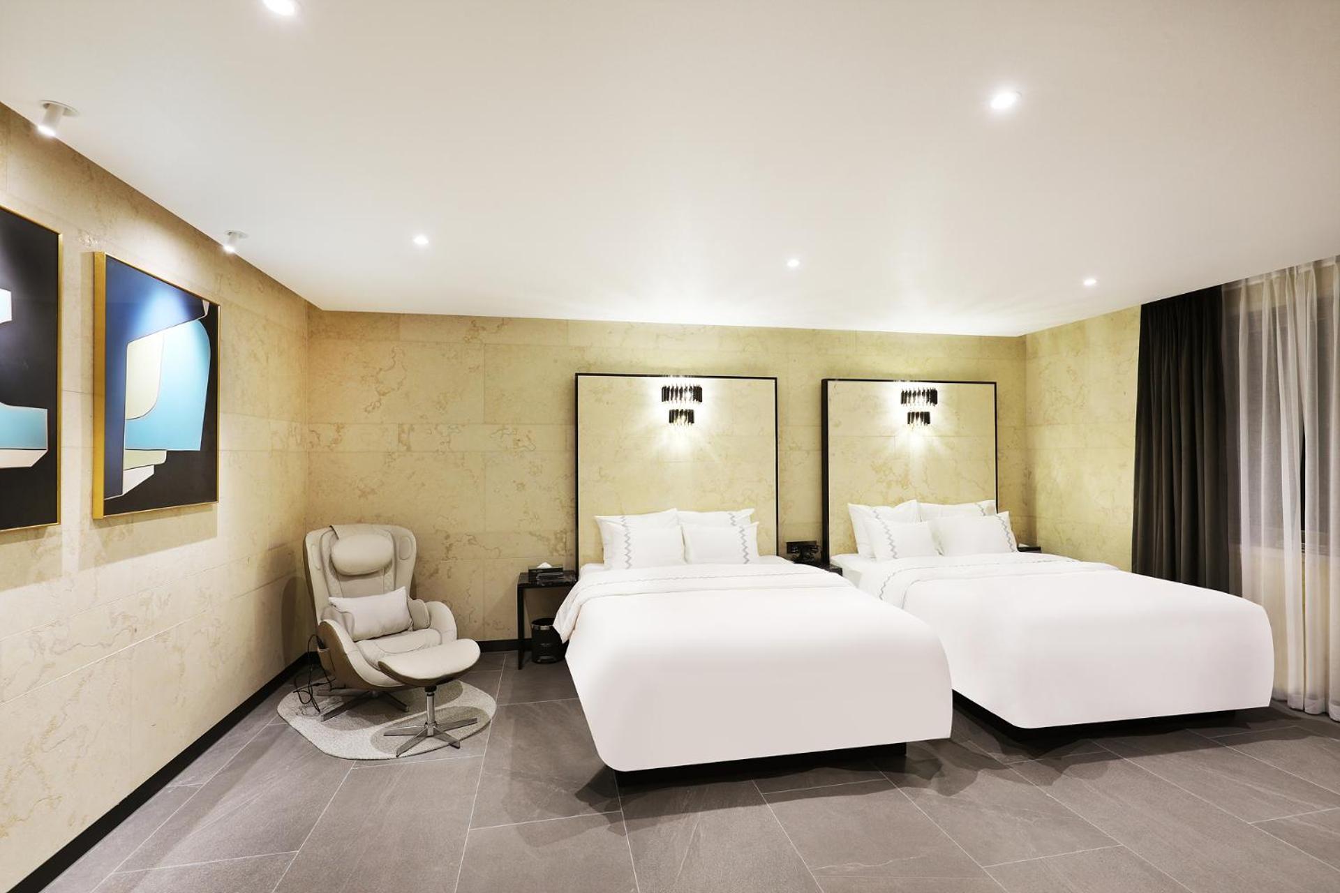Suite - Photo 1