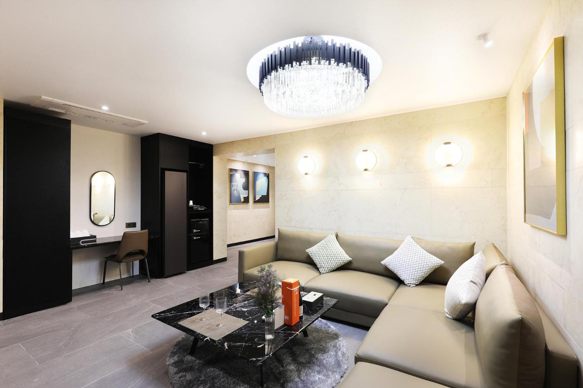 Suite - Photo 5