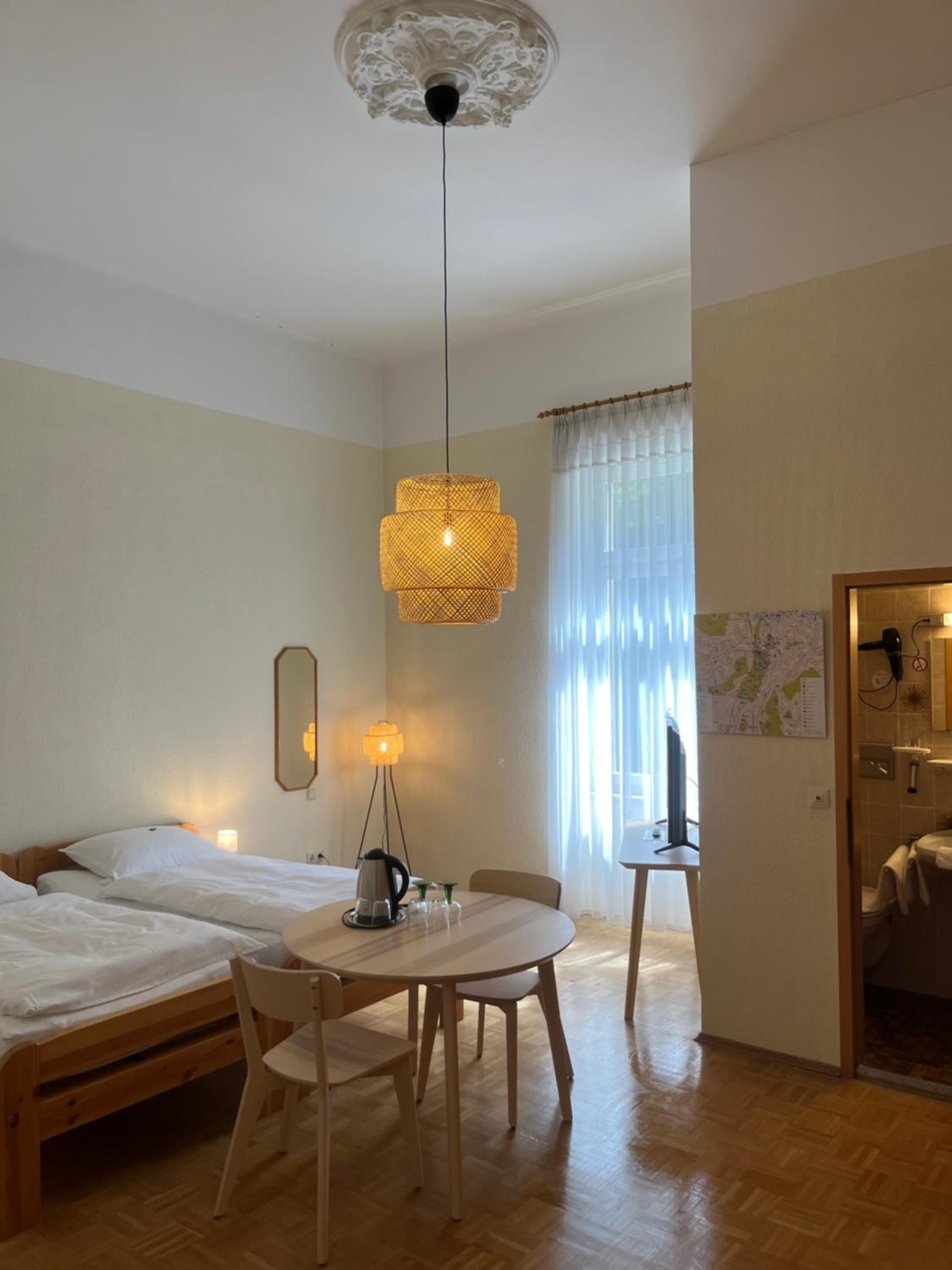 Double Room with Private Bathroom - Photo 2
