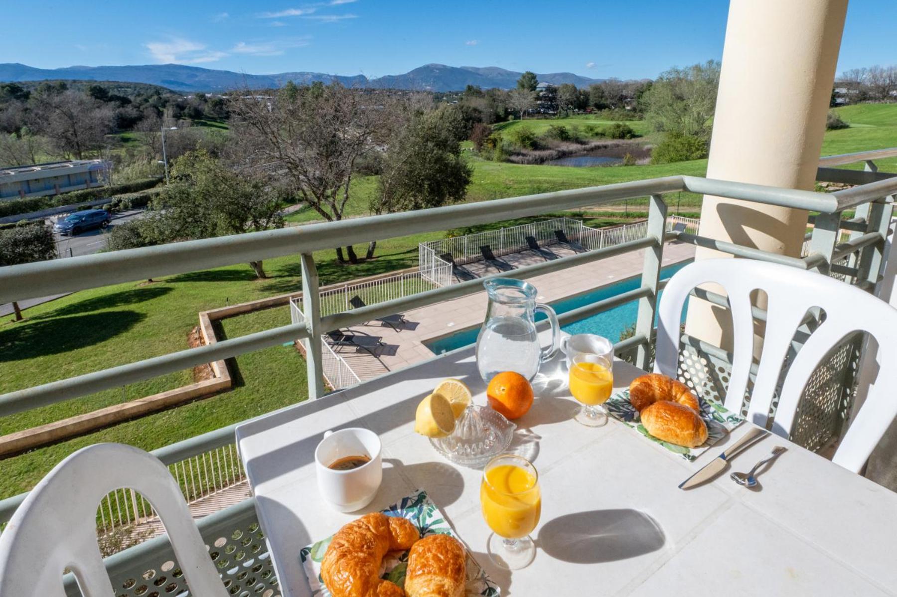 Superior Apartment with Pool View - Photo 8