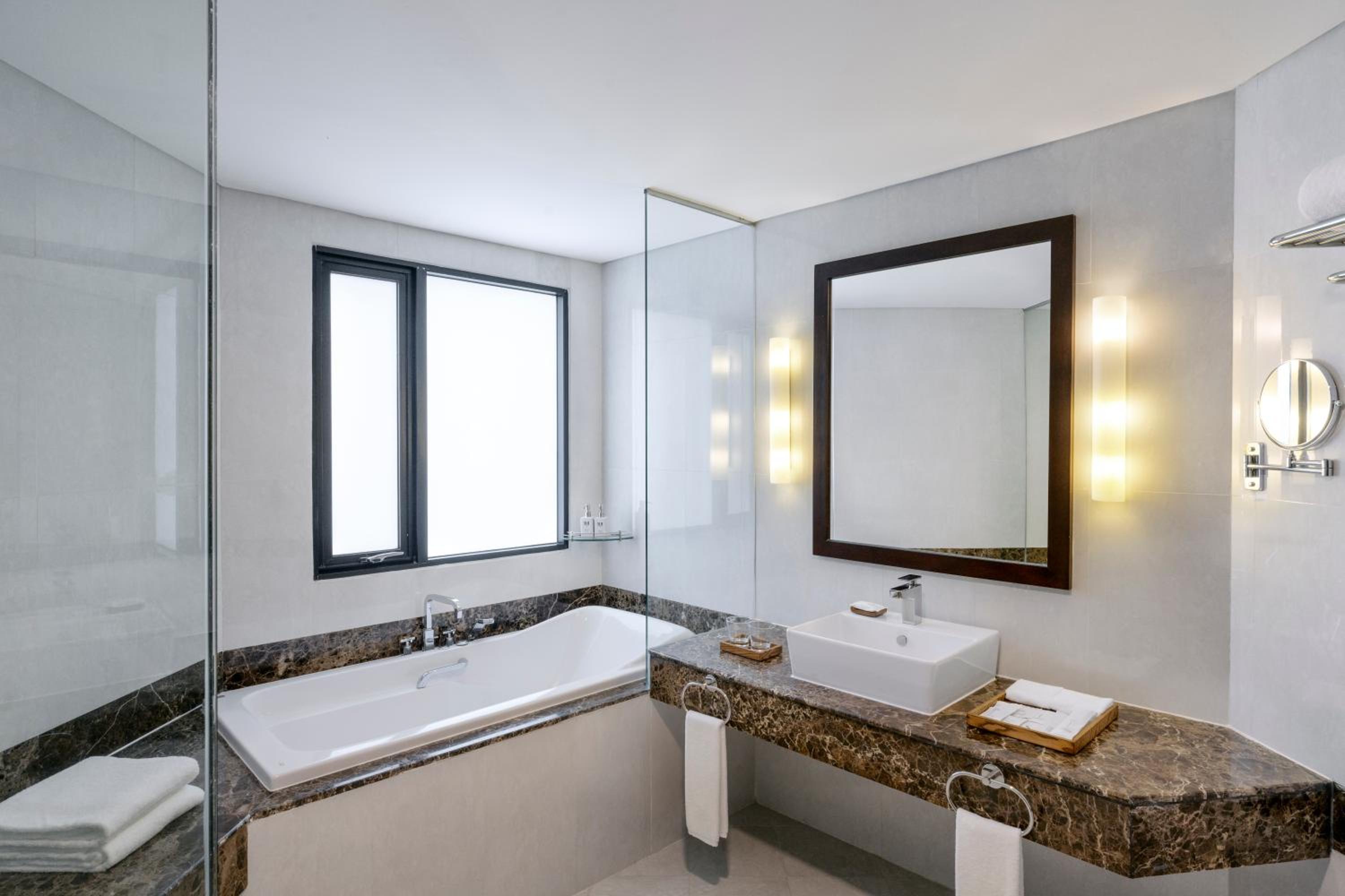 Deluxe Club Room Twin photo 3