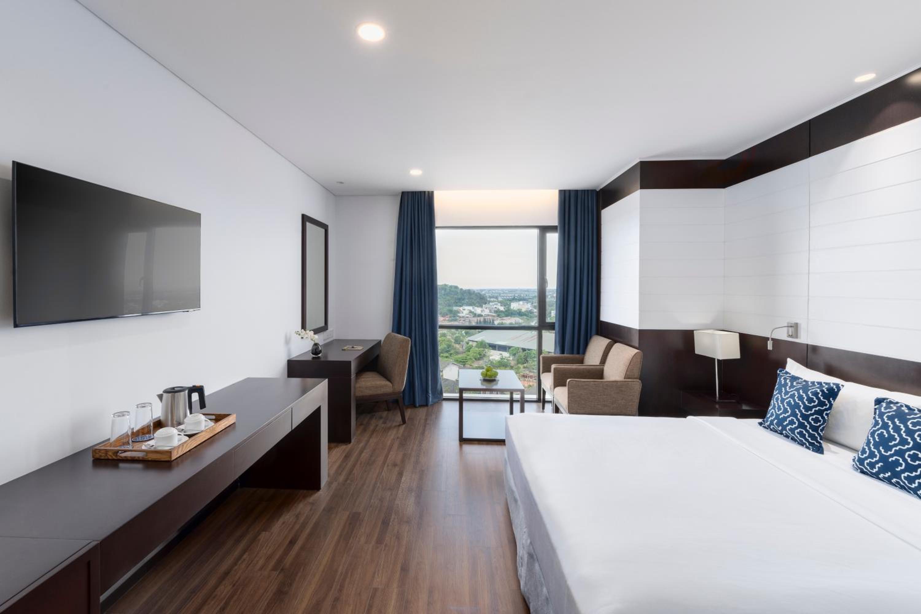 Deluxe Club Room King photo 2