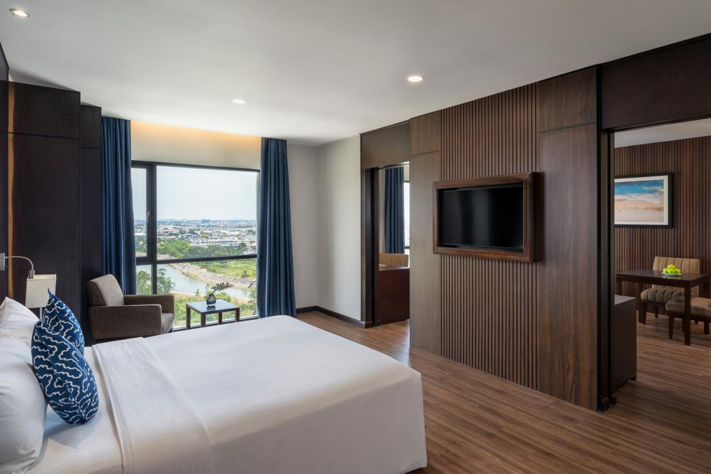 Deluxe Club Suite photo 3