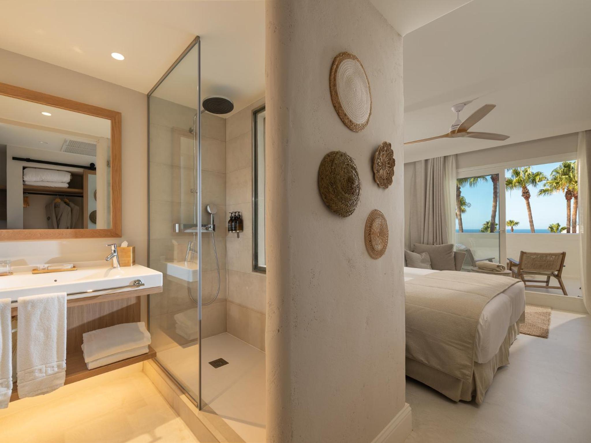 Double or Twin Room with Sea View "The One" photo 3