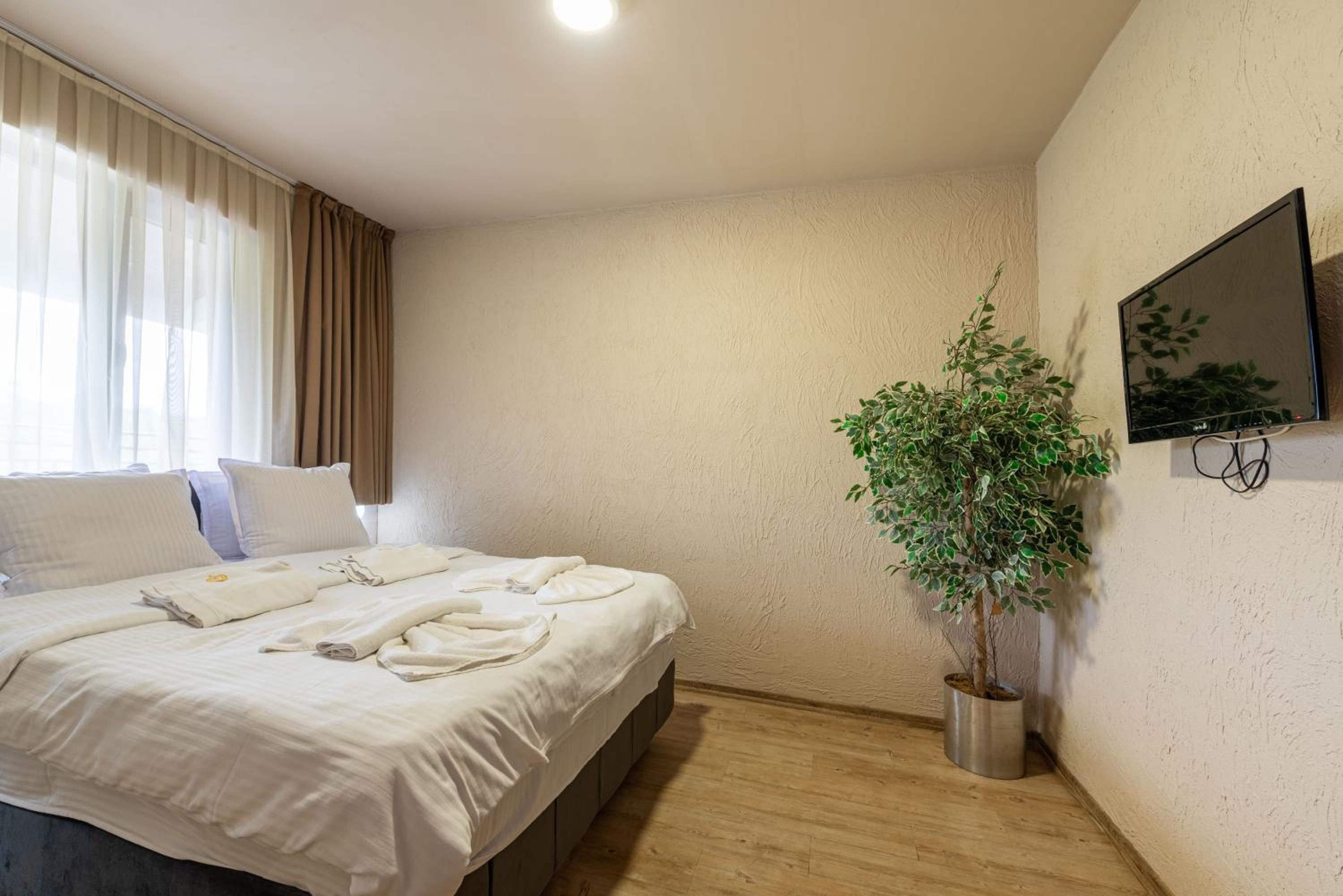Double or Twin Room with Balcony - Photo 2
