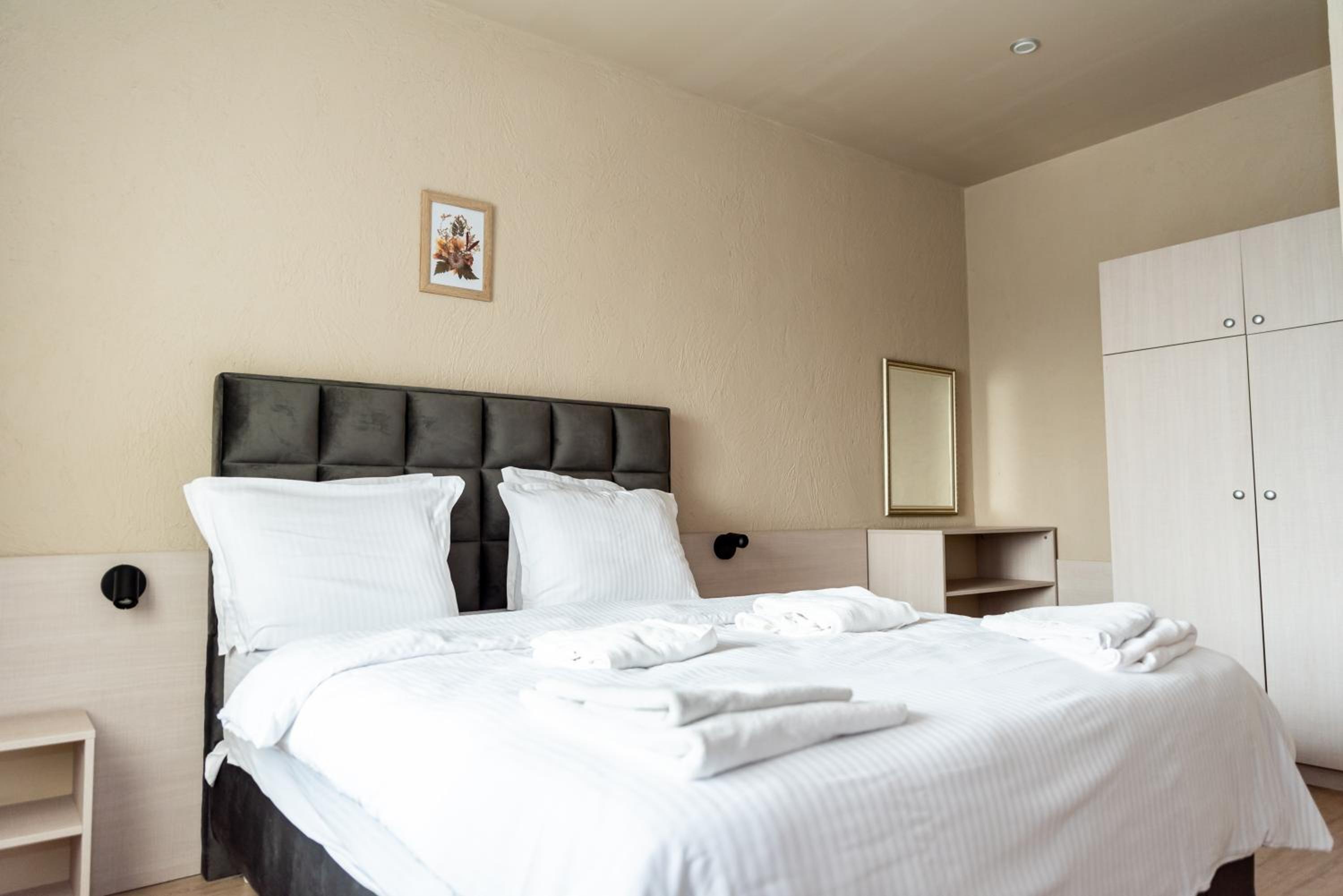 Double or Twin Room with Balcony - Photo 6
