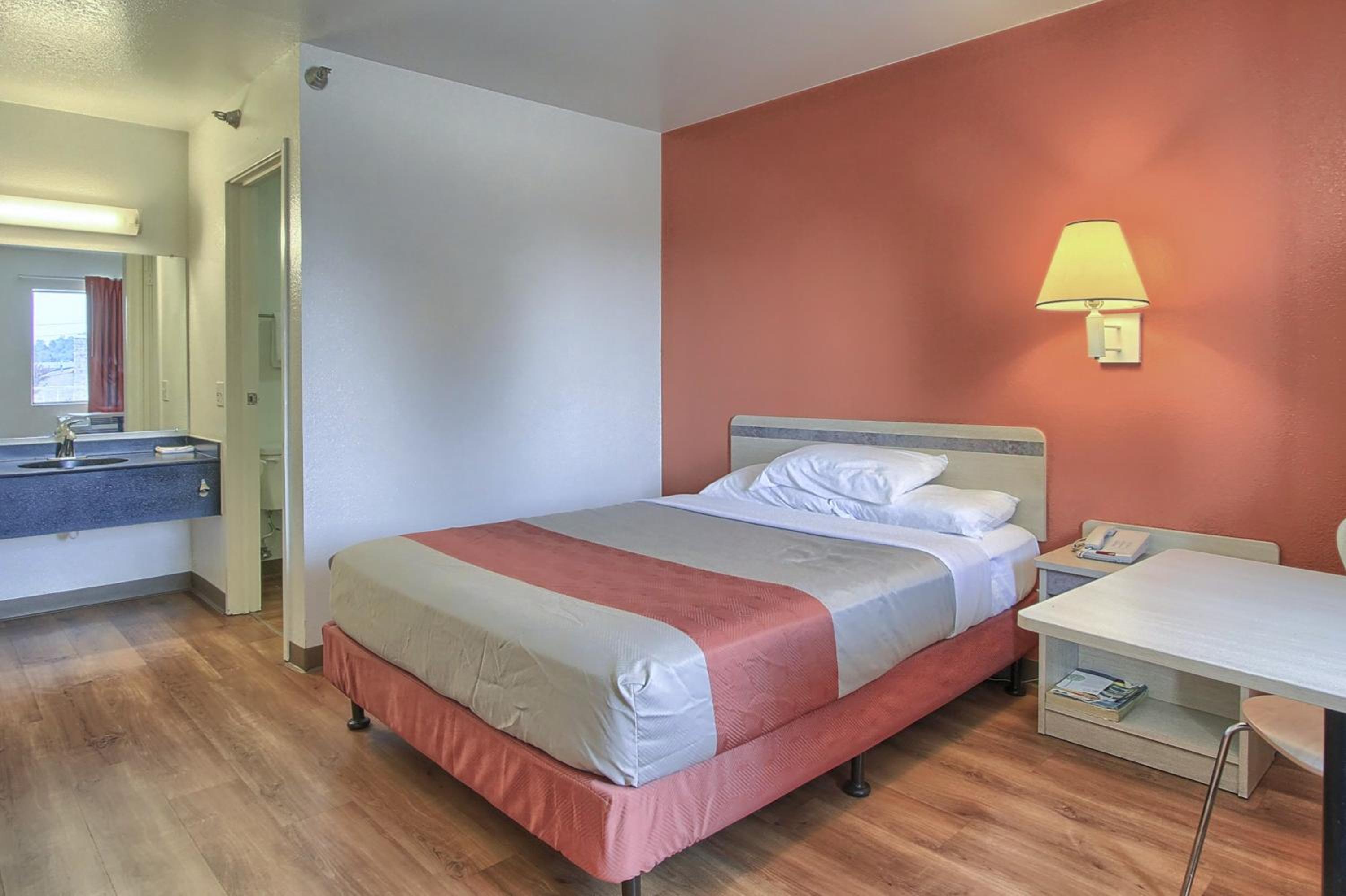 Queen Room - Disability Access - Non-Smoking photo 1