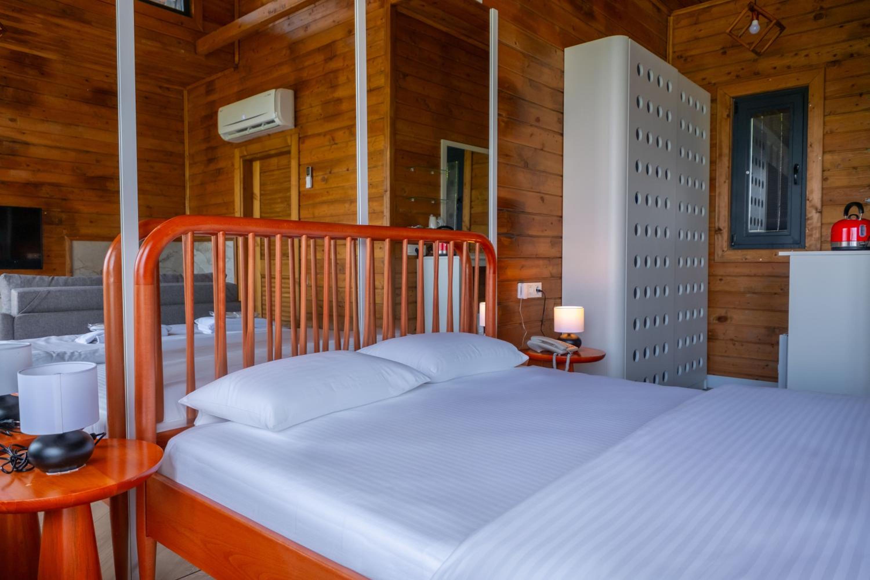 Deluxe Double Room with Bath - Photo 7