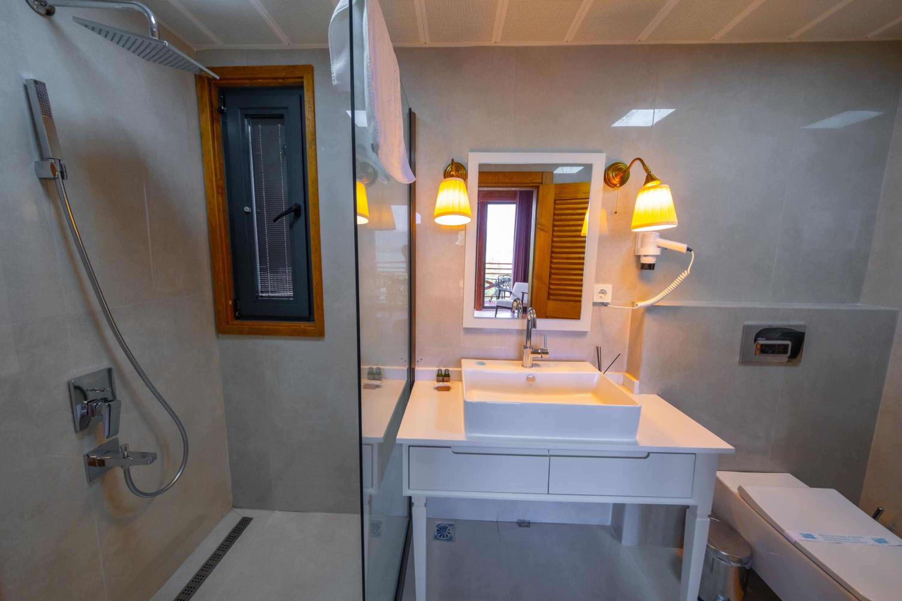Deluxe Double Room with Bath - Photo 4