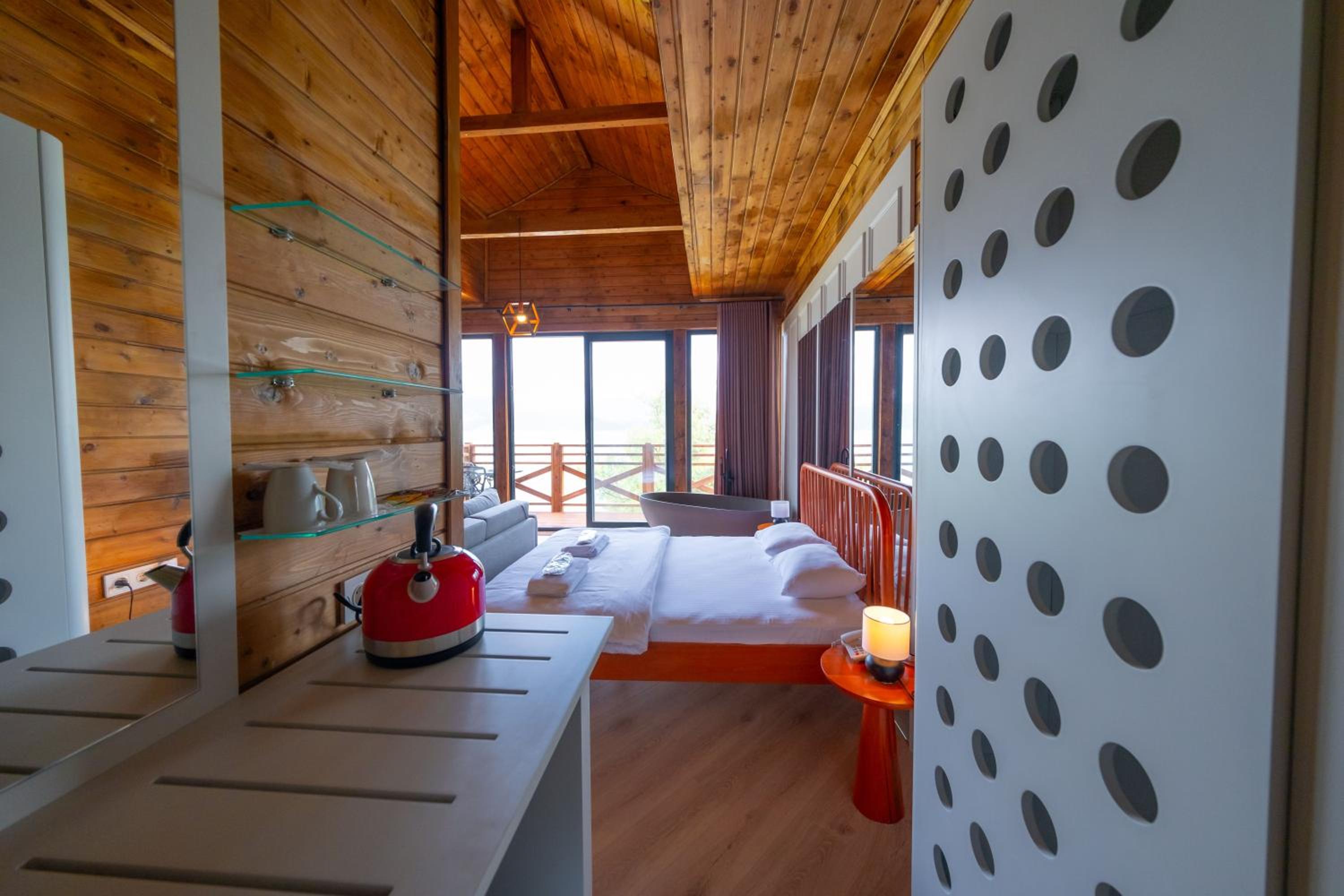 Deluxe Double Room with Bath - Photo 6