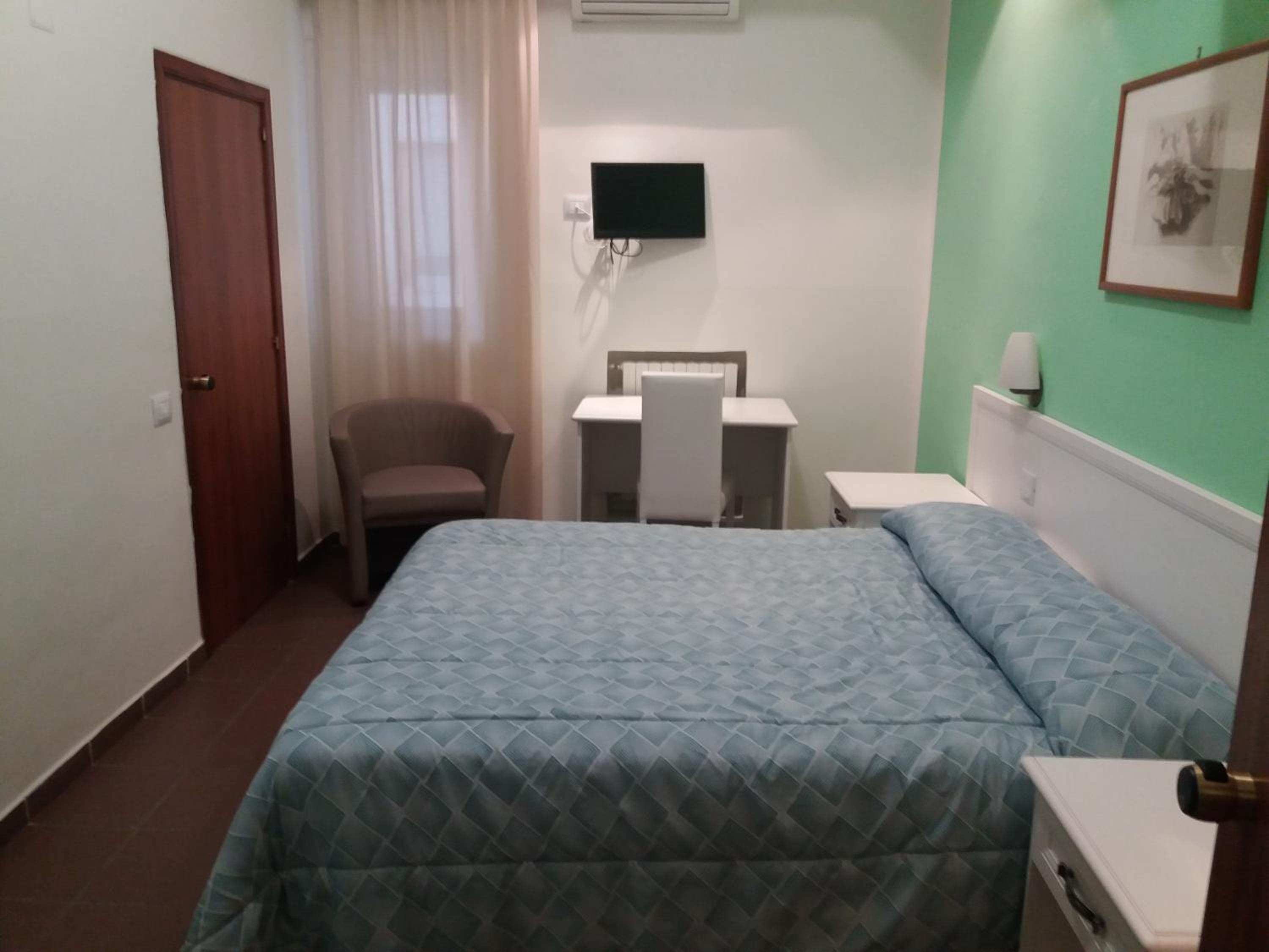 Double Room - Photo 10