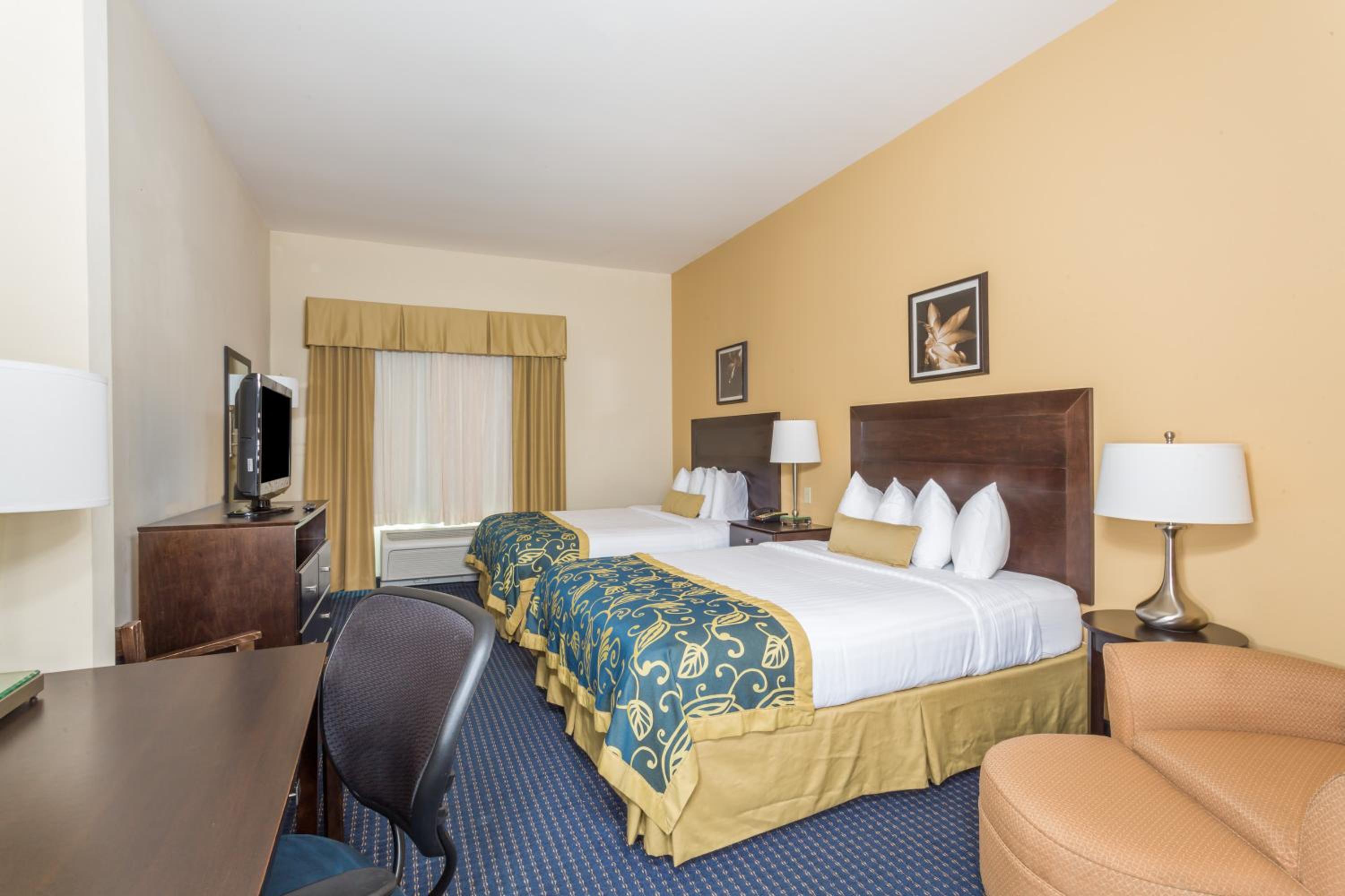 Queen Room with Two Queen Beds - Non-Smoking - Photo 1