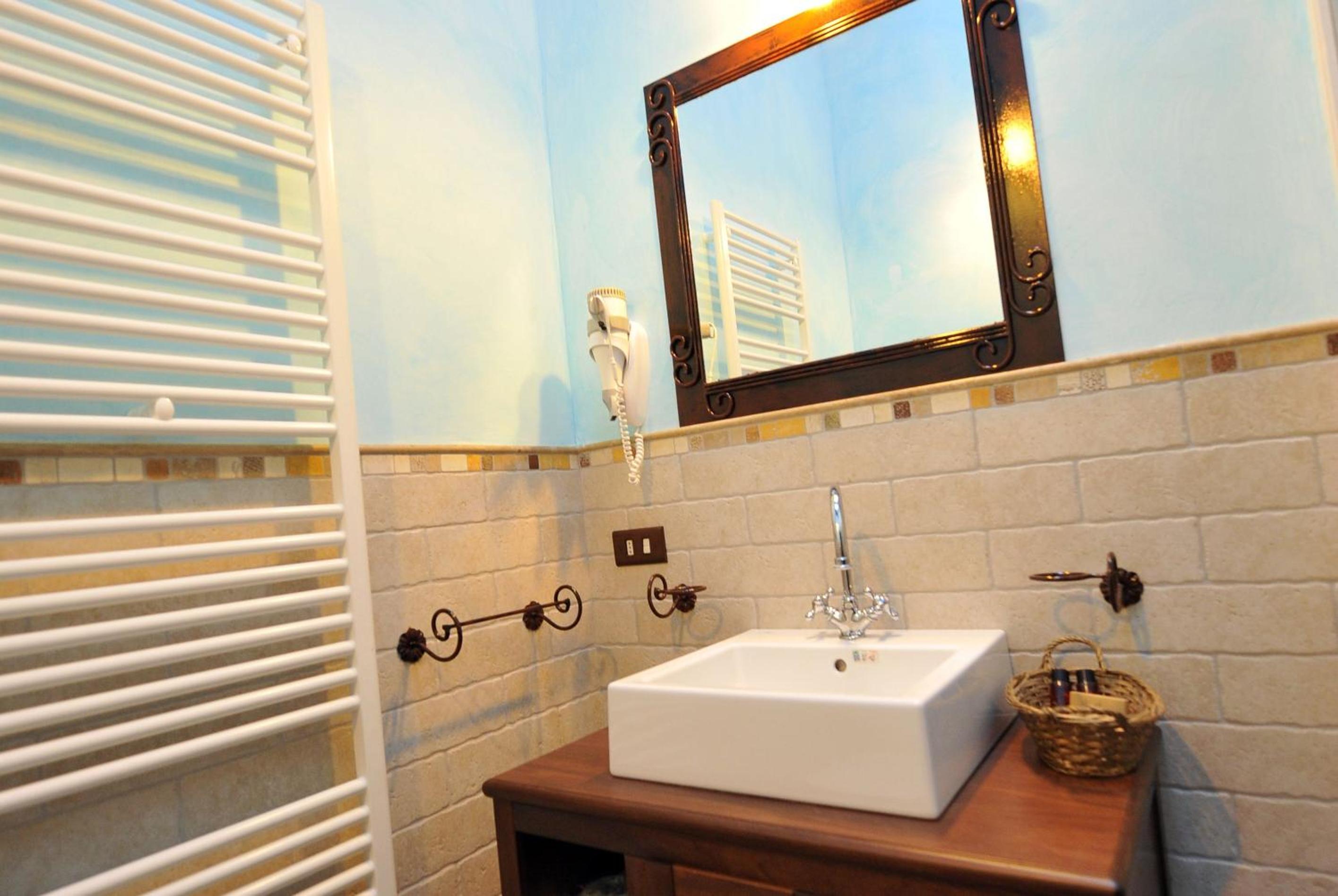 Superior One-Bedroom Apartment - Photo 4