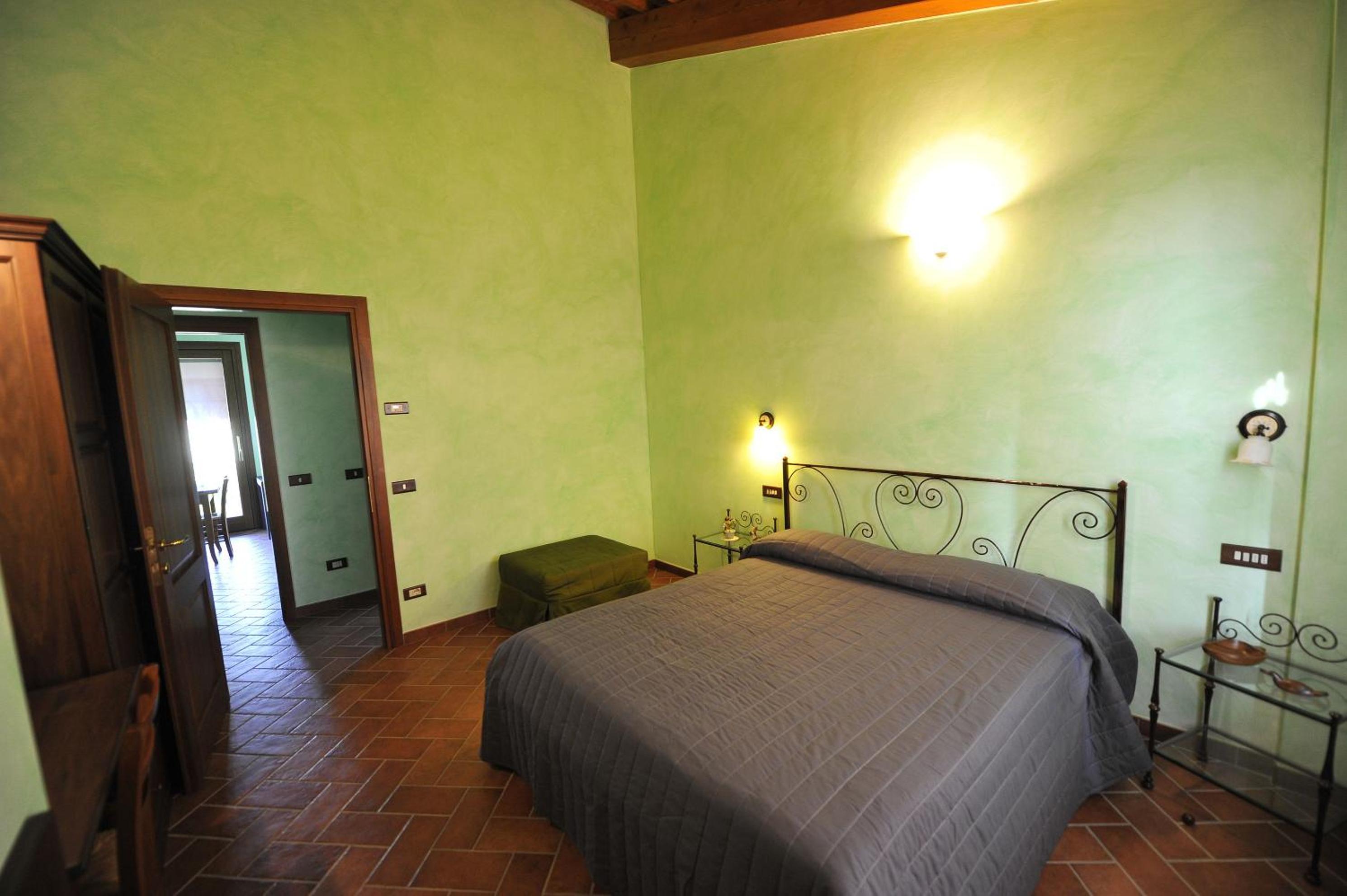 Superior One-Bedroom Apartment - Photo 3