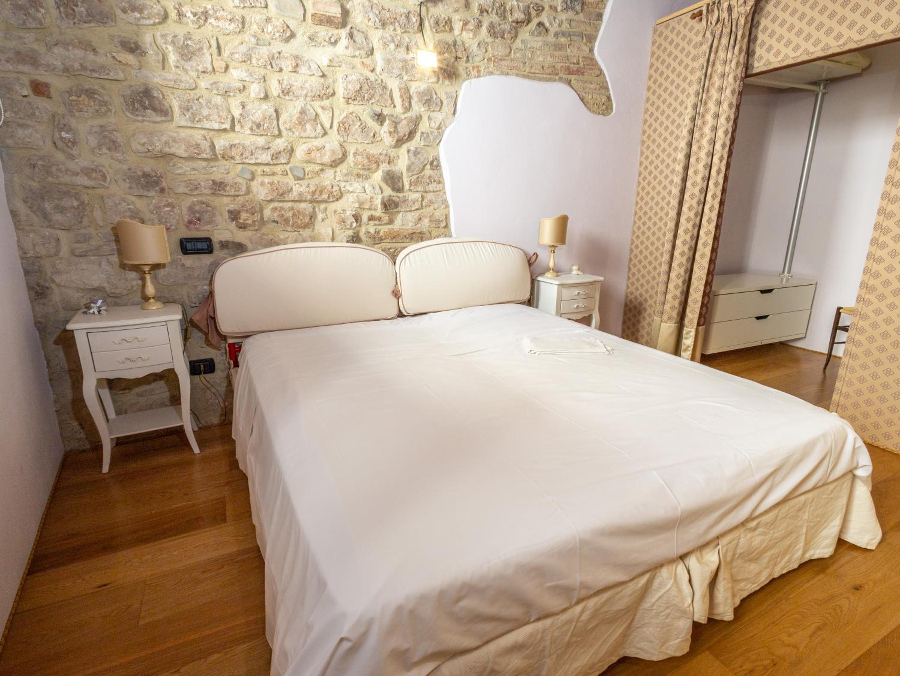 Double or Twin Room with Private Bathroom photo 3