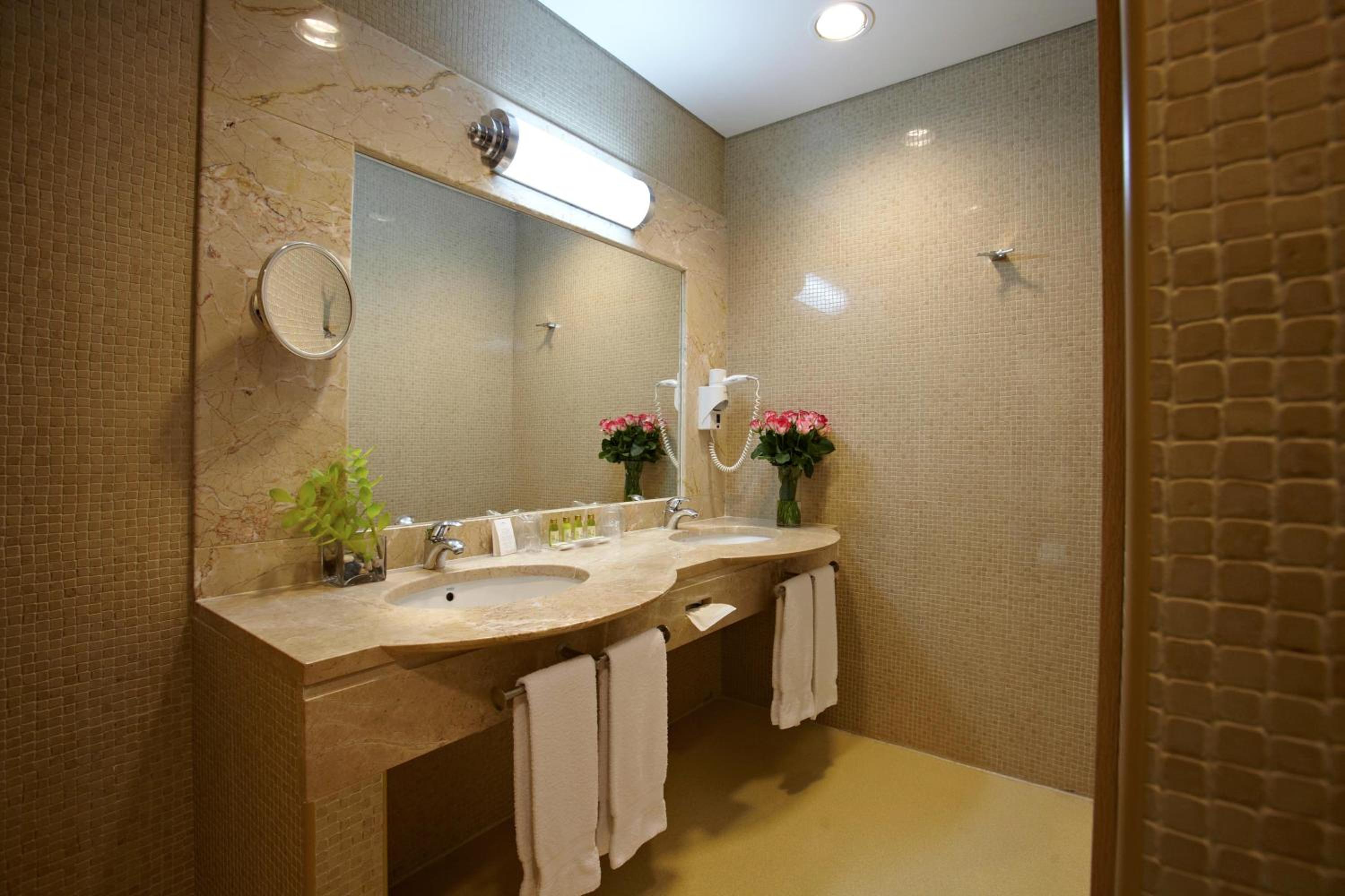 Double or Twin Room - Photo 9
