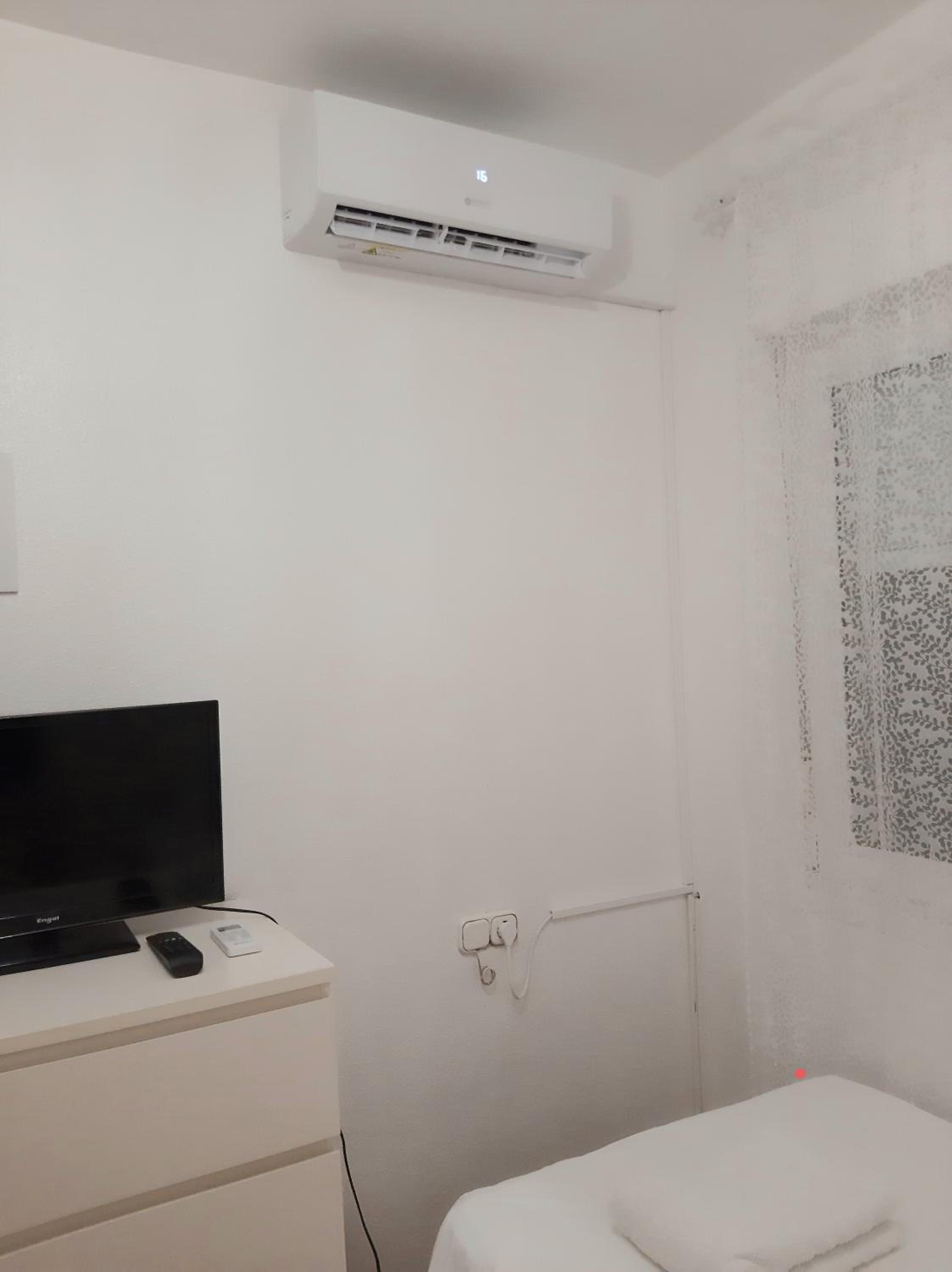 Standard Single Room with Shared Bathroom photo 2