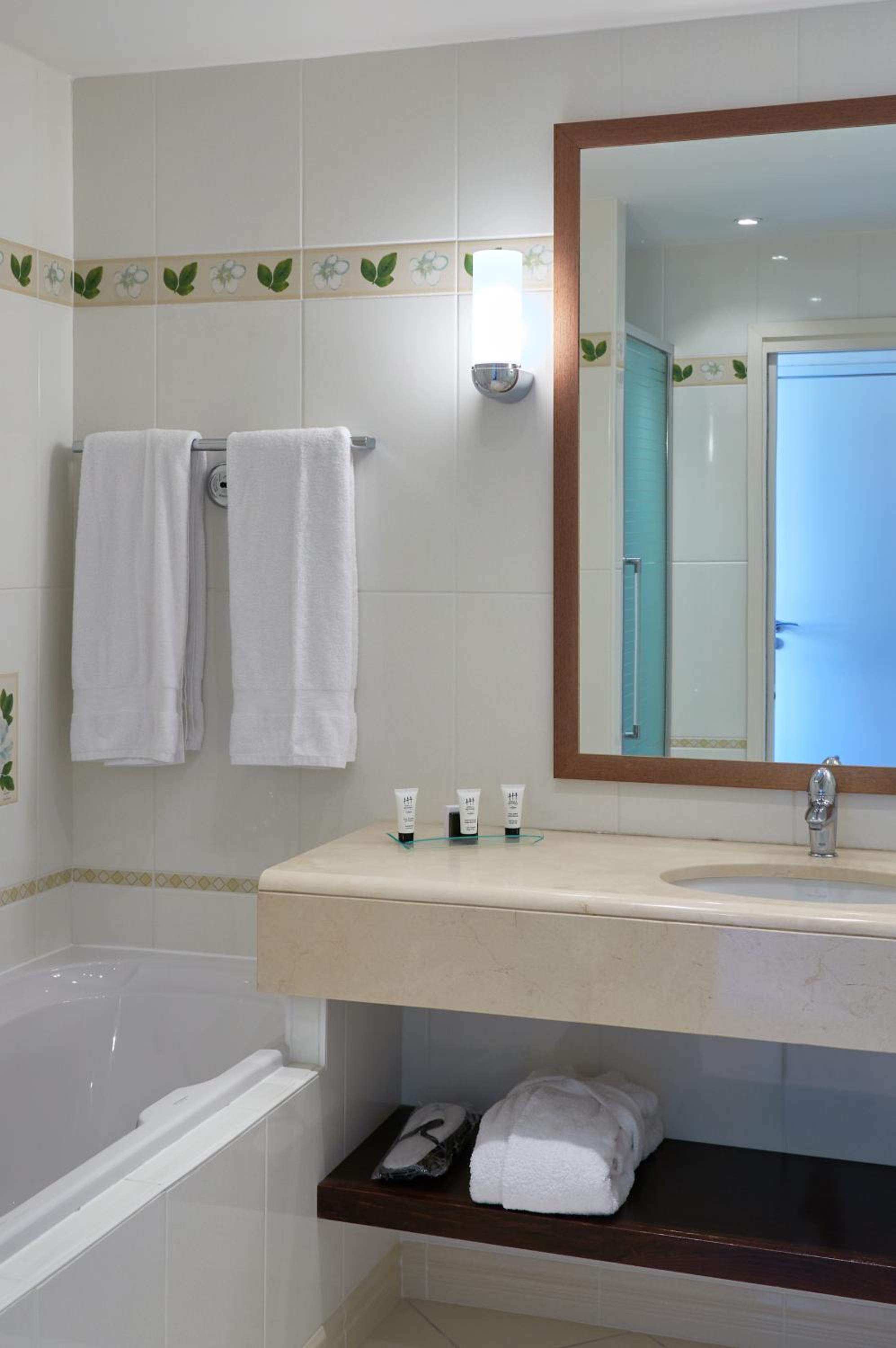 Junior Suite with Balcony - Photo 4