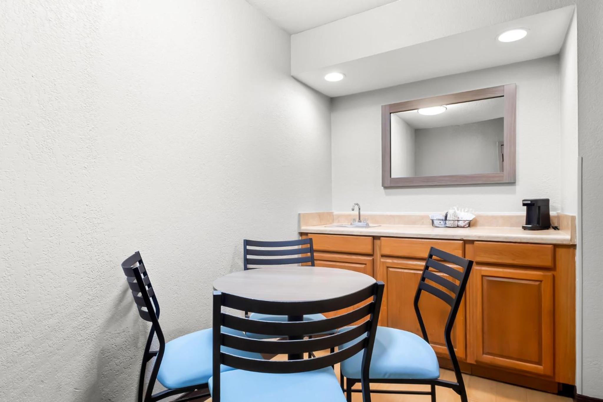 Suite King Room Non-Smoking - Photo 9