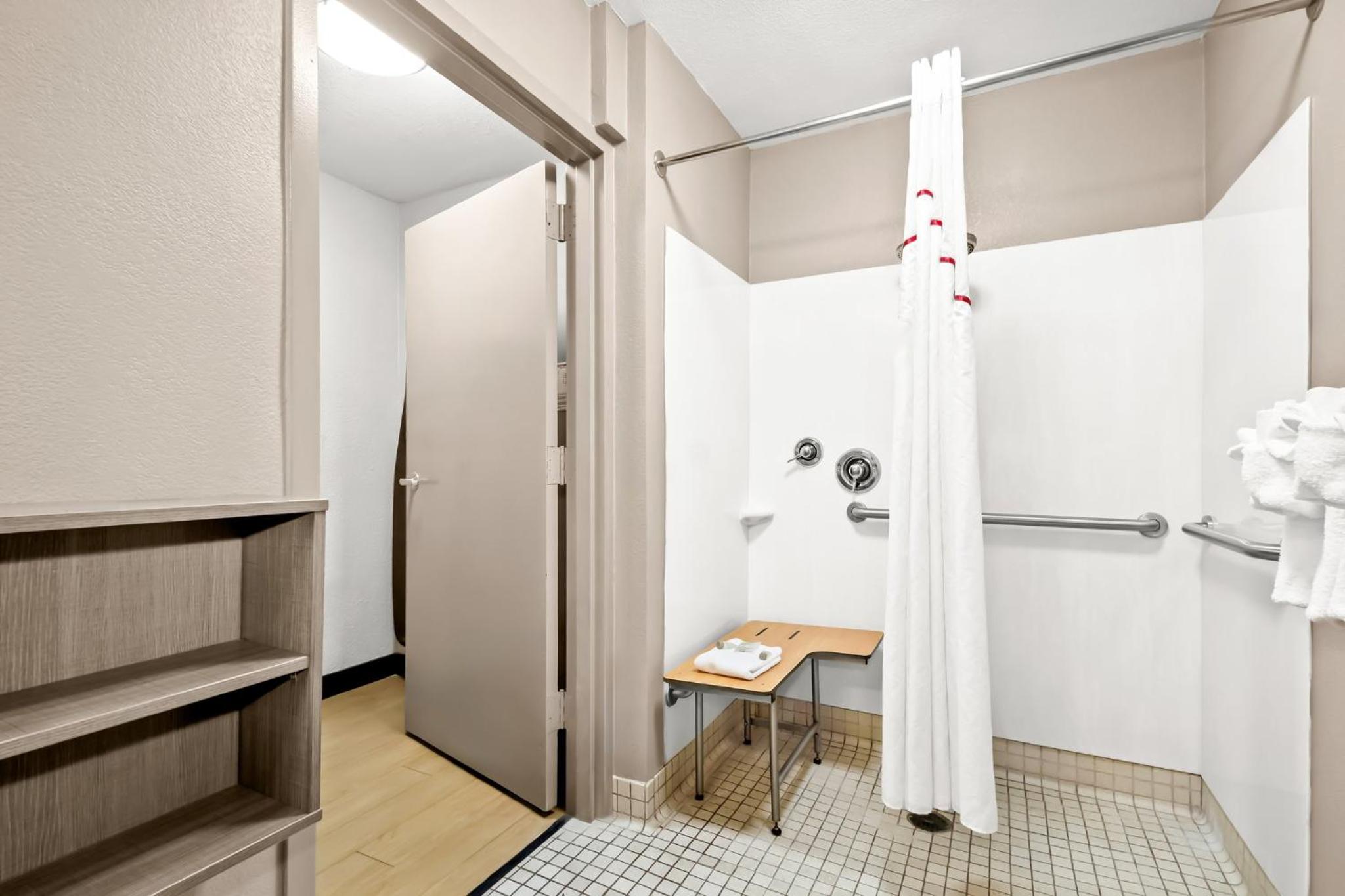 Deluxe King Room Disability Access Non-Smoking - Photo 3