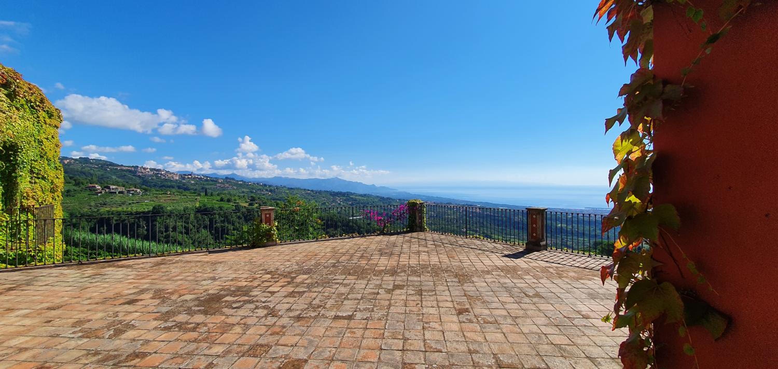 Two-Bedroom Apartment with Terrace and Sea View photo 3
