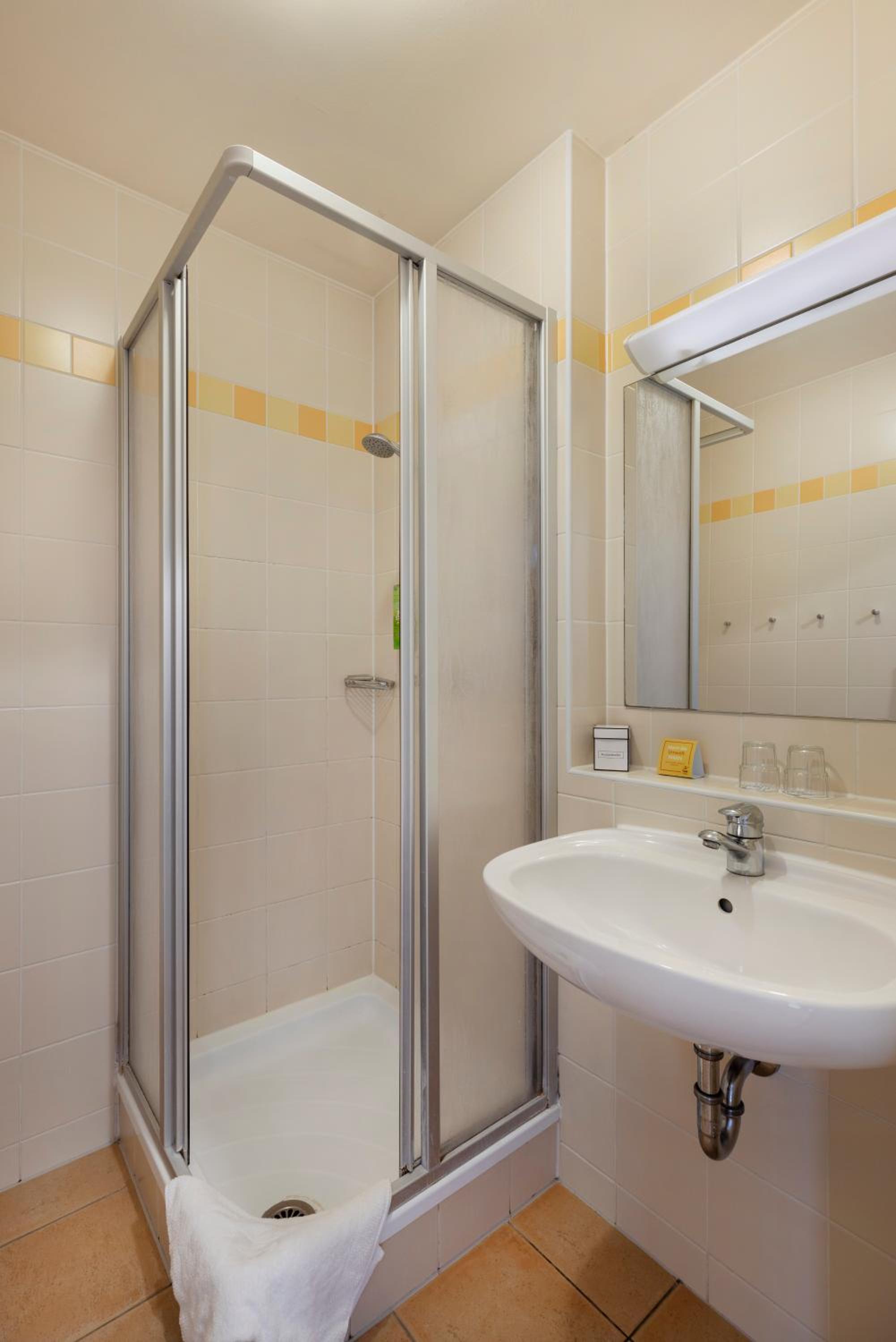 Five-Bedroom - Photo 4