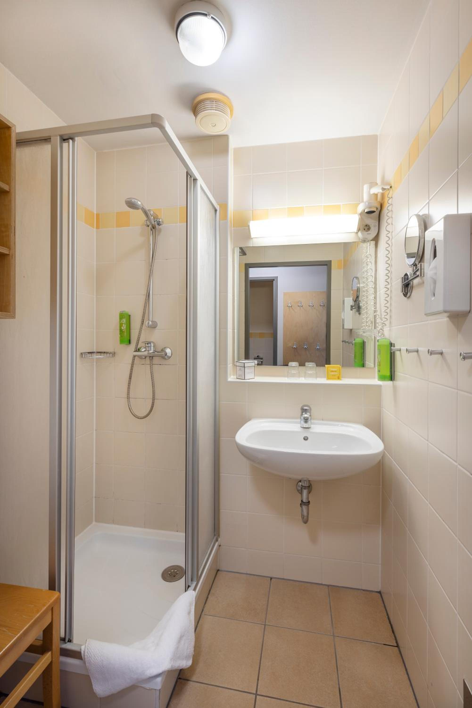 Quadruple Room - Photo 8