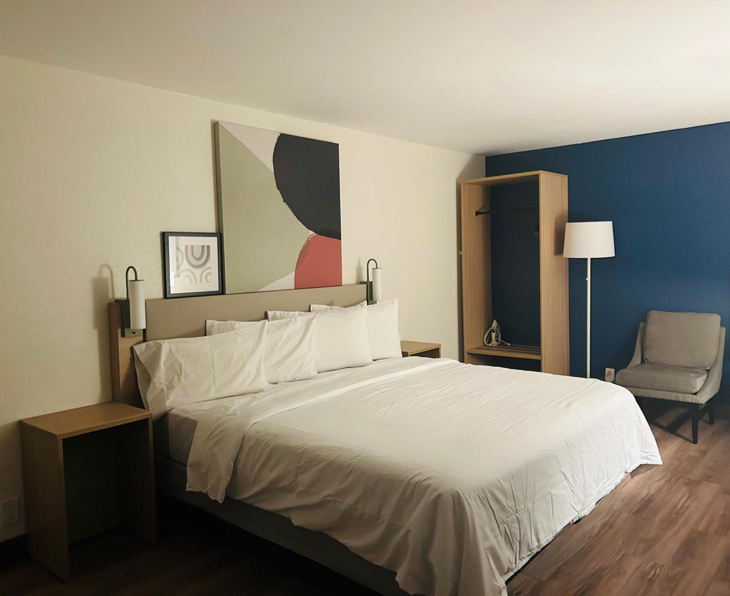 Standard King Room - Non-Smoking  - Photo 2