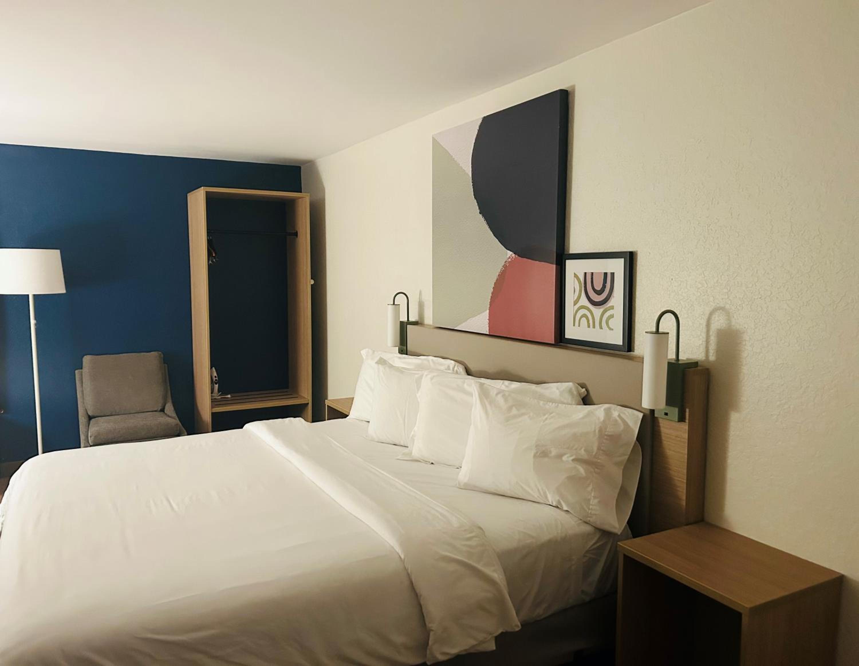 Standard King Room - Non-Smoking  - Photo 1