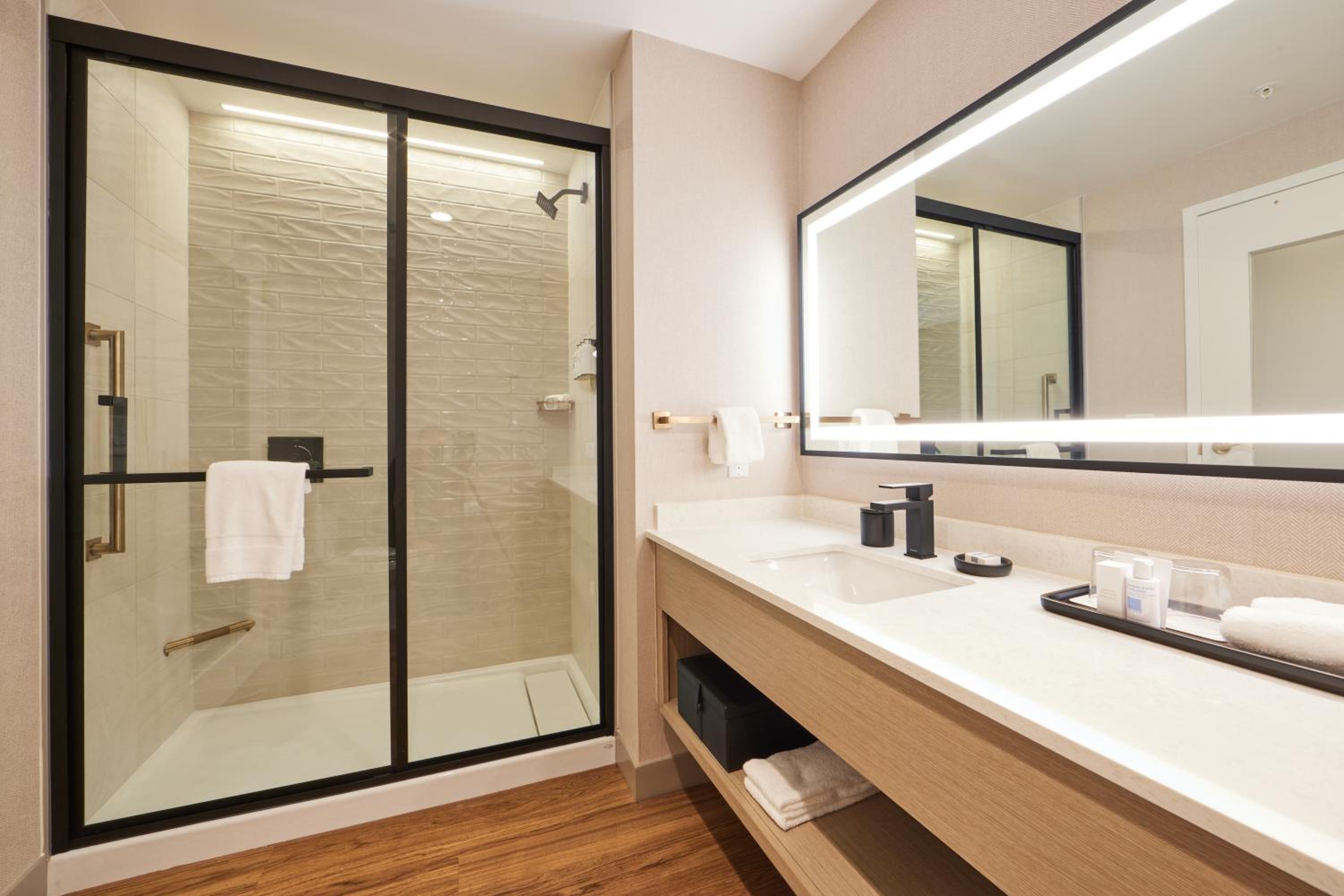 Deluxe King Room with Balcony - Photo 3