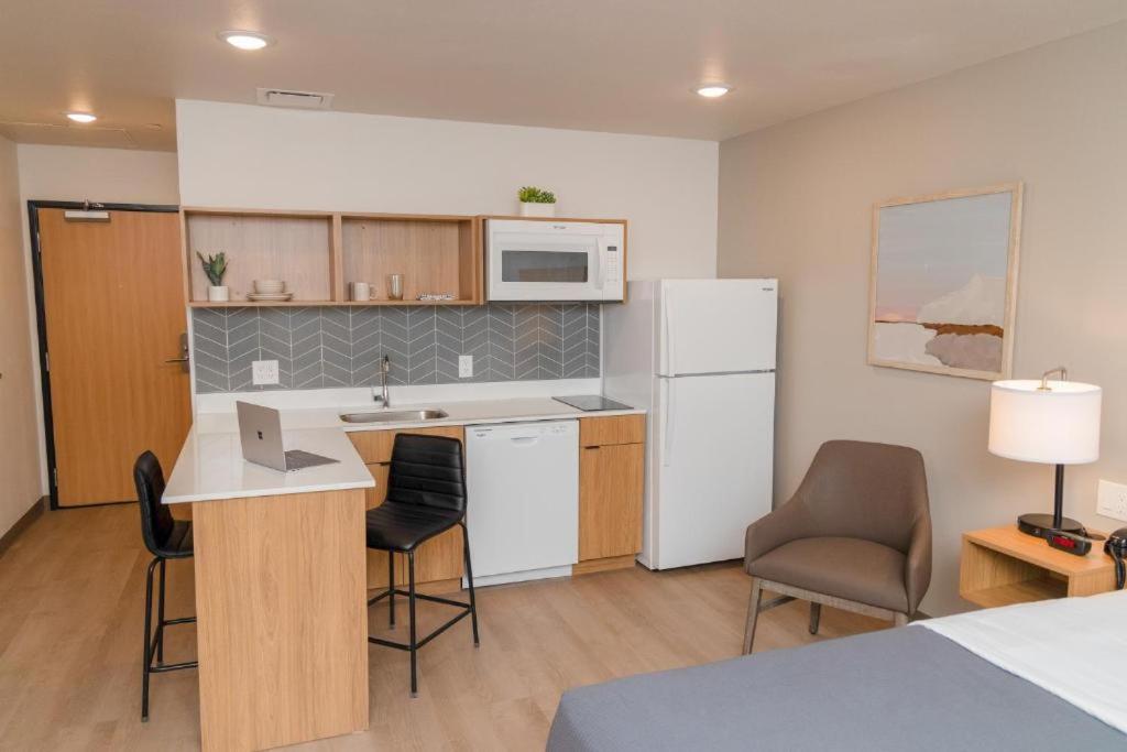 Deluxe King Suite photo 1
