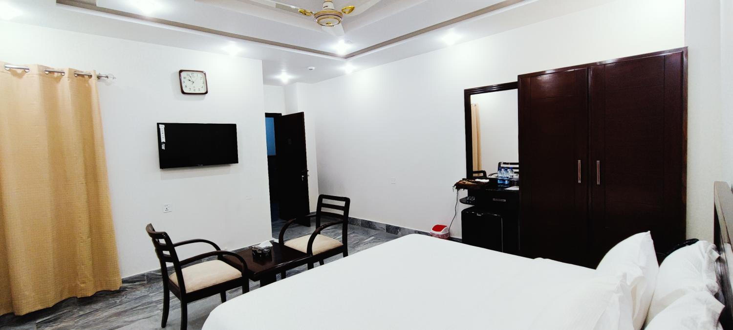 Standard King Room photo 3