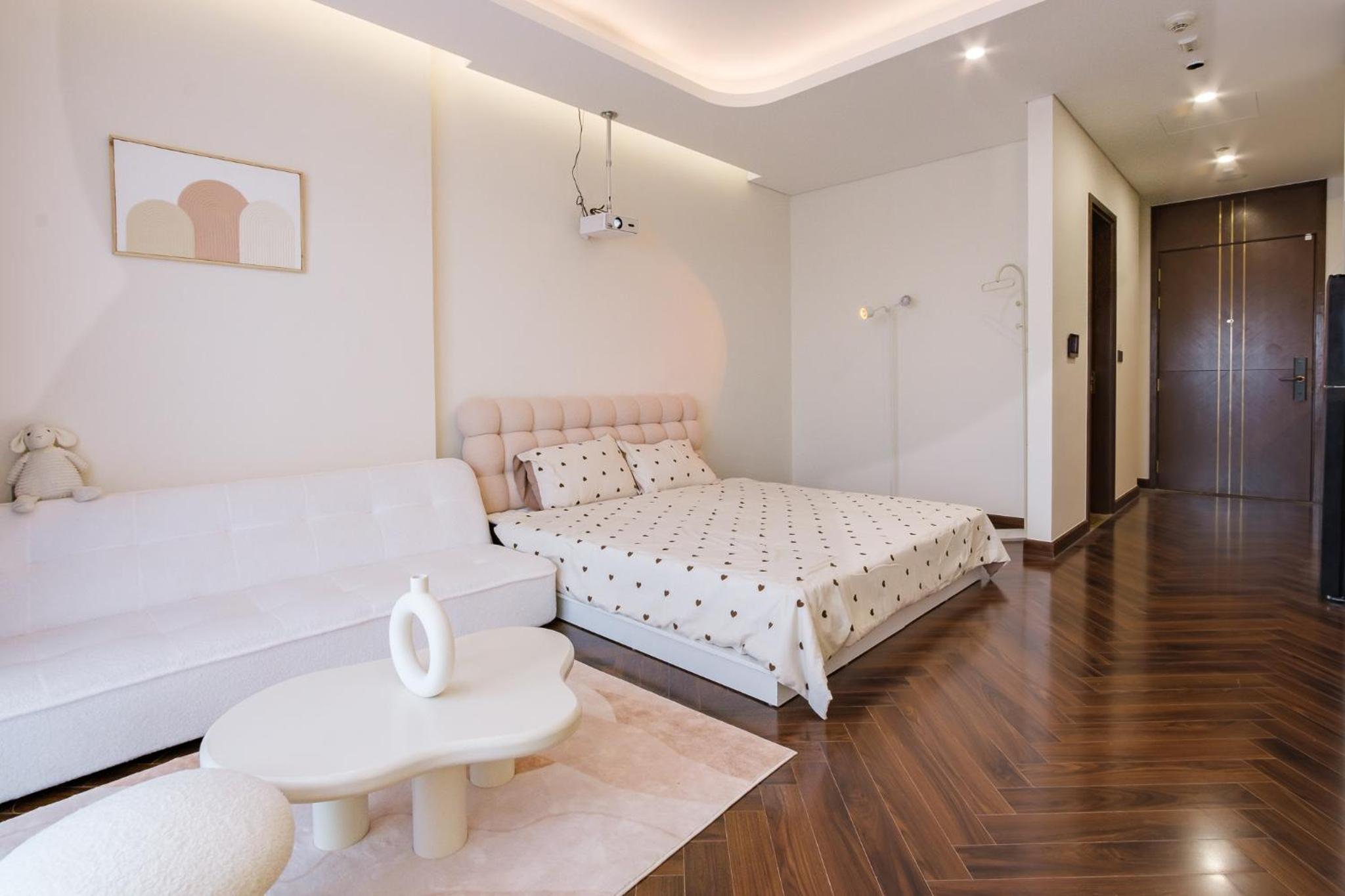 One-Bedroom Apartment with Balcony and City View photo 2