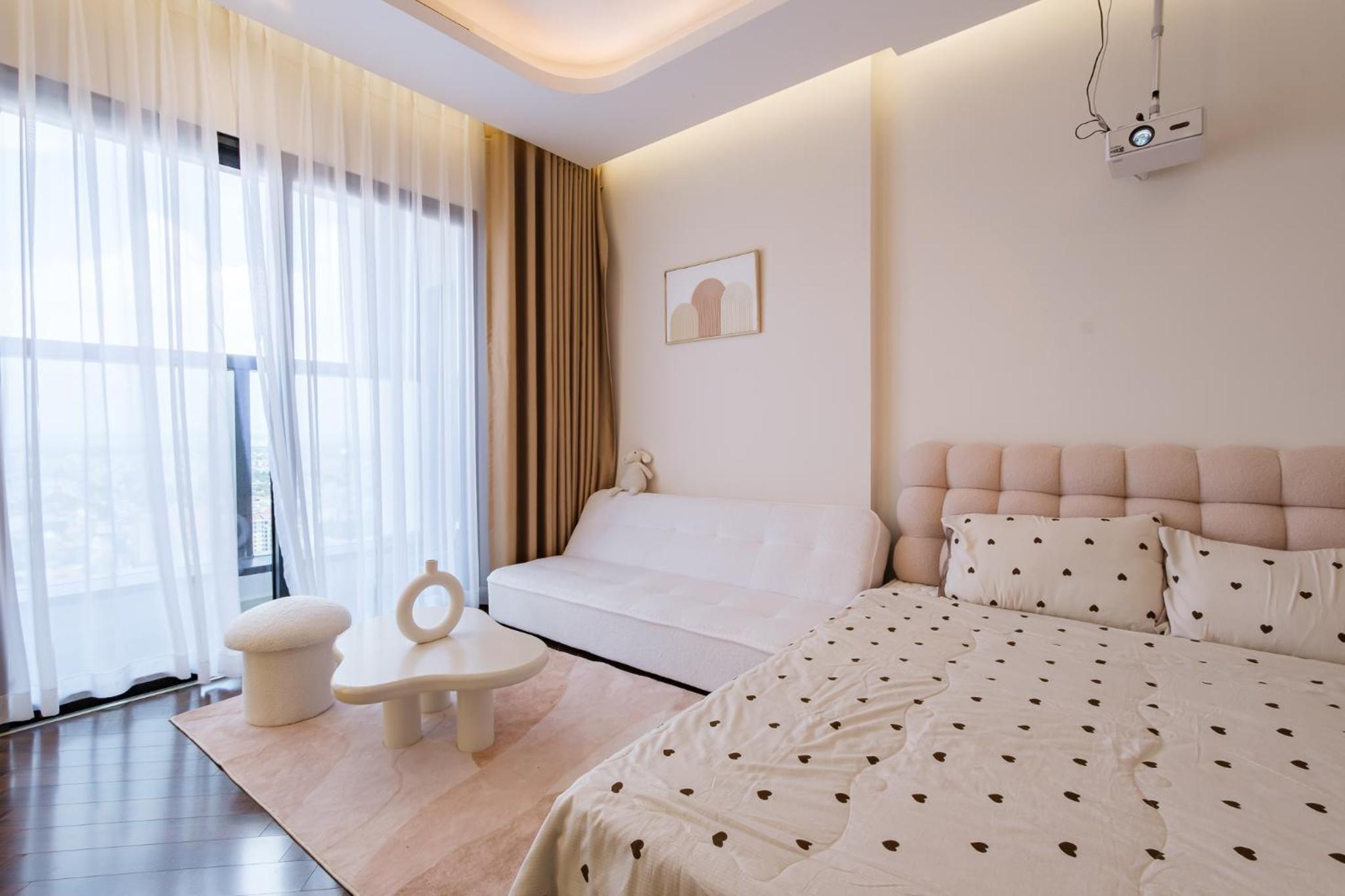 One-Bedroom Apartment with Balcony and City View photo 3