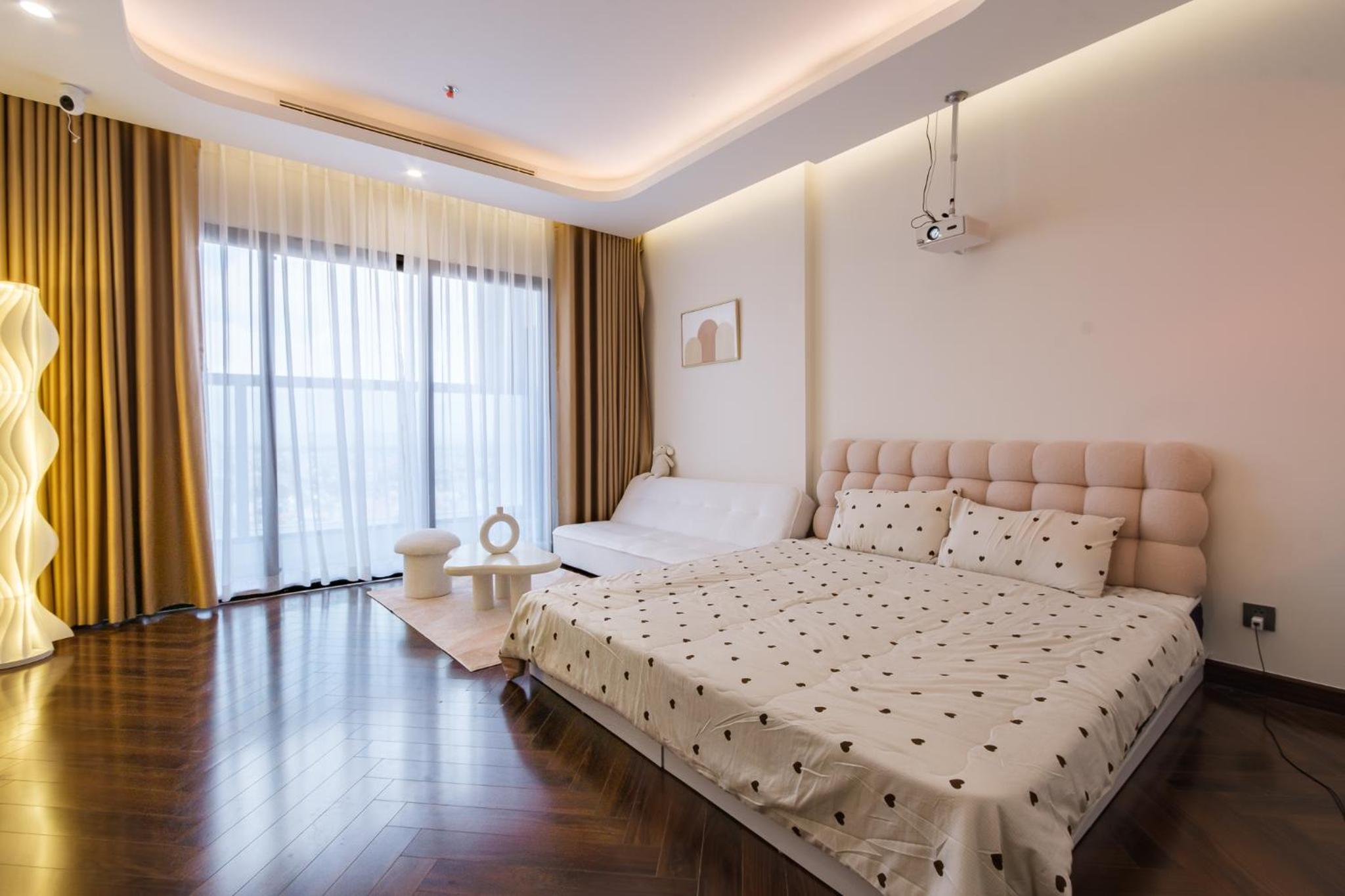 One-Bedroom Apartment with Balcony and City View photo 1