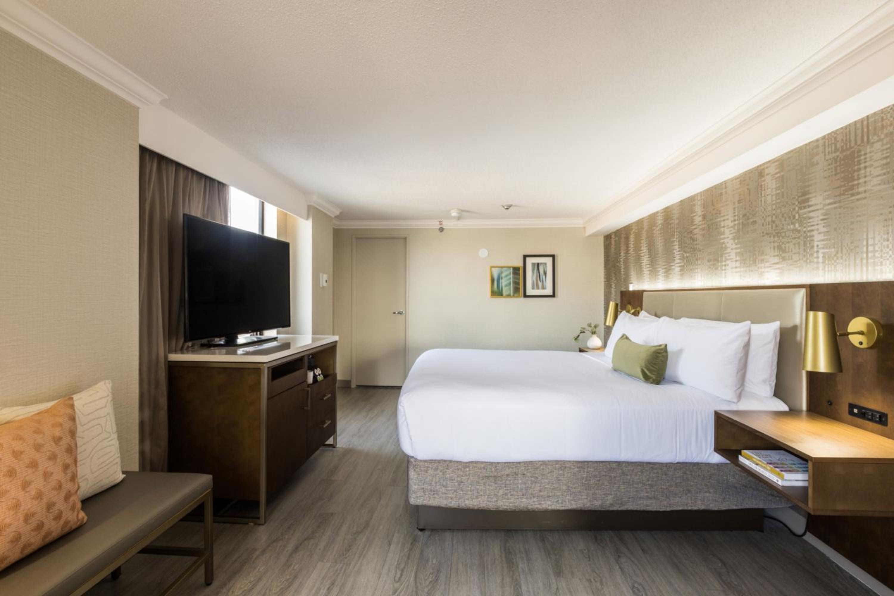 One-Bedroom King Suite with Sofa Bed - Photo 2