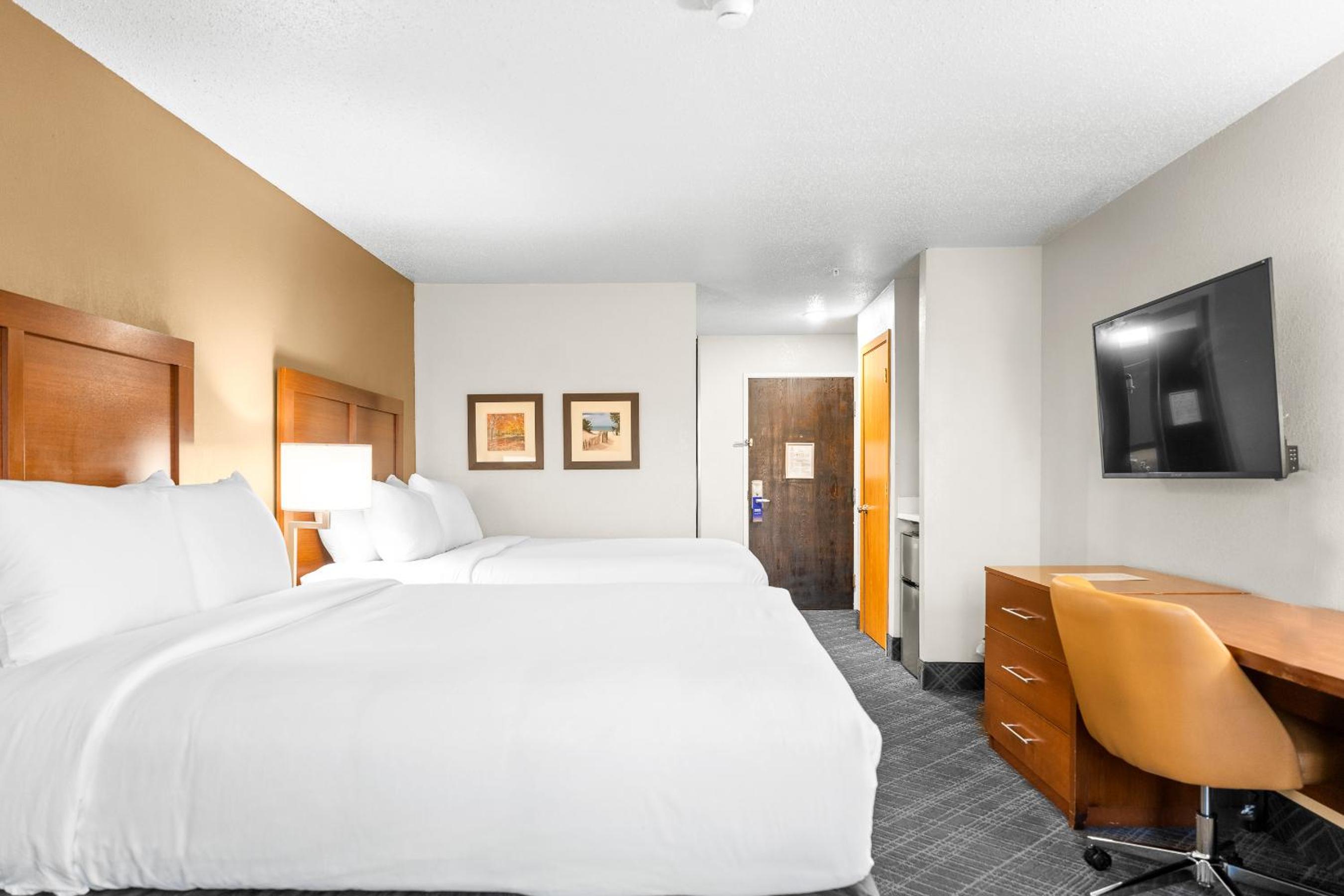 King Room with Two King Beds - Non-Smoking - Photo 2