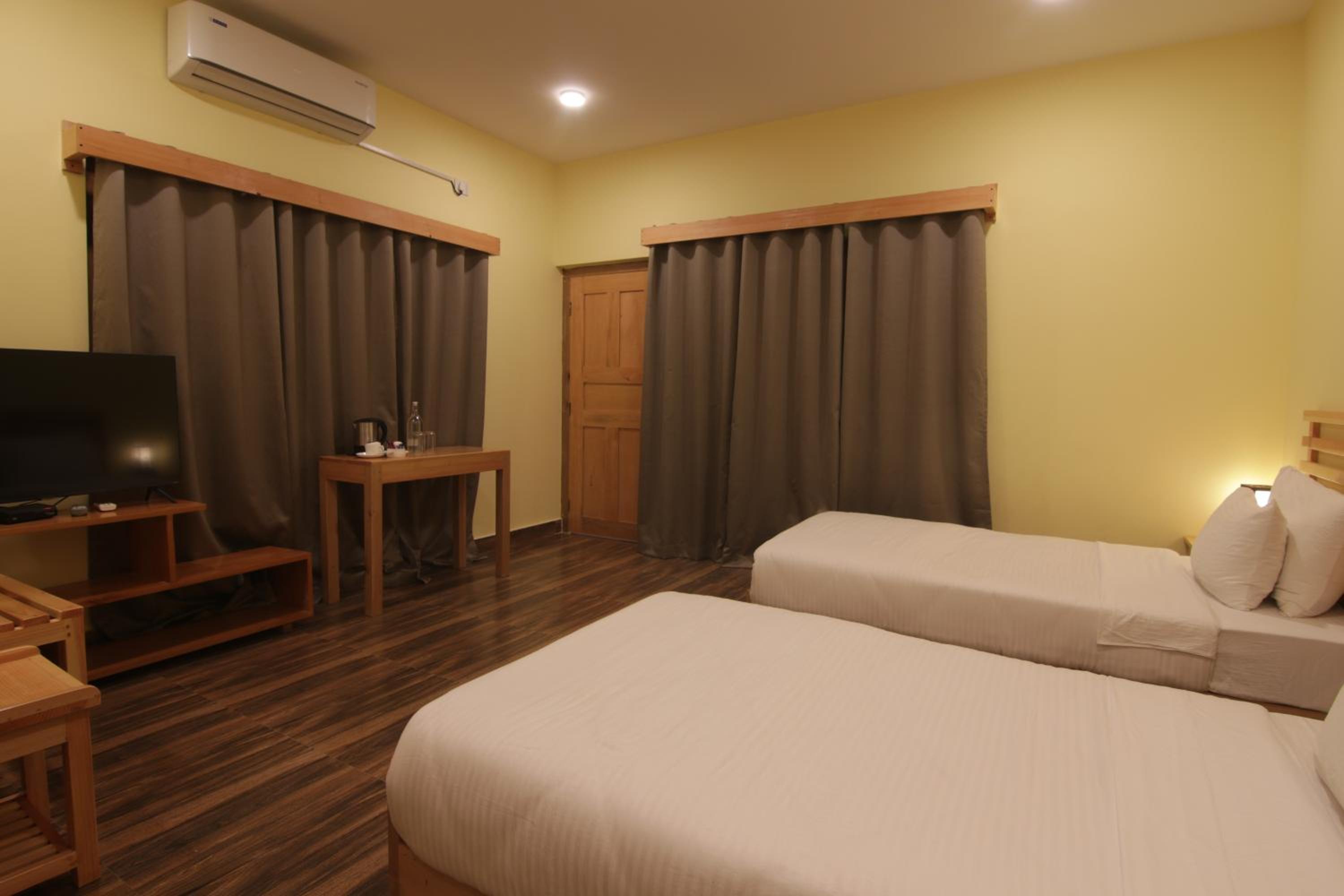 Deluxe Twin Room with Sea View photo 3